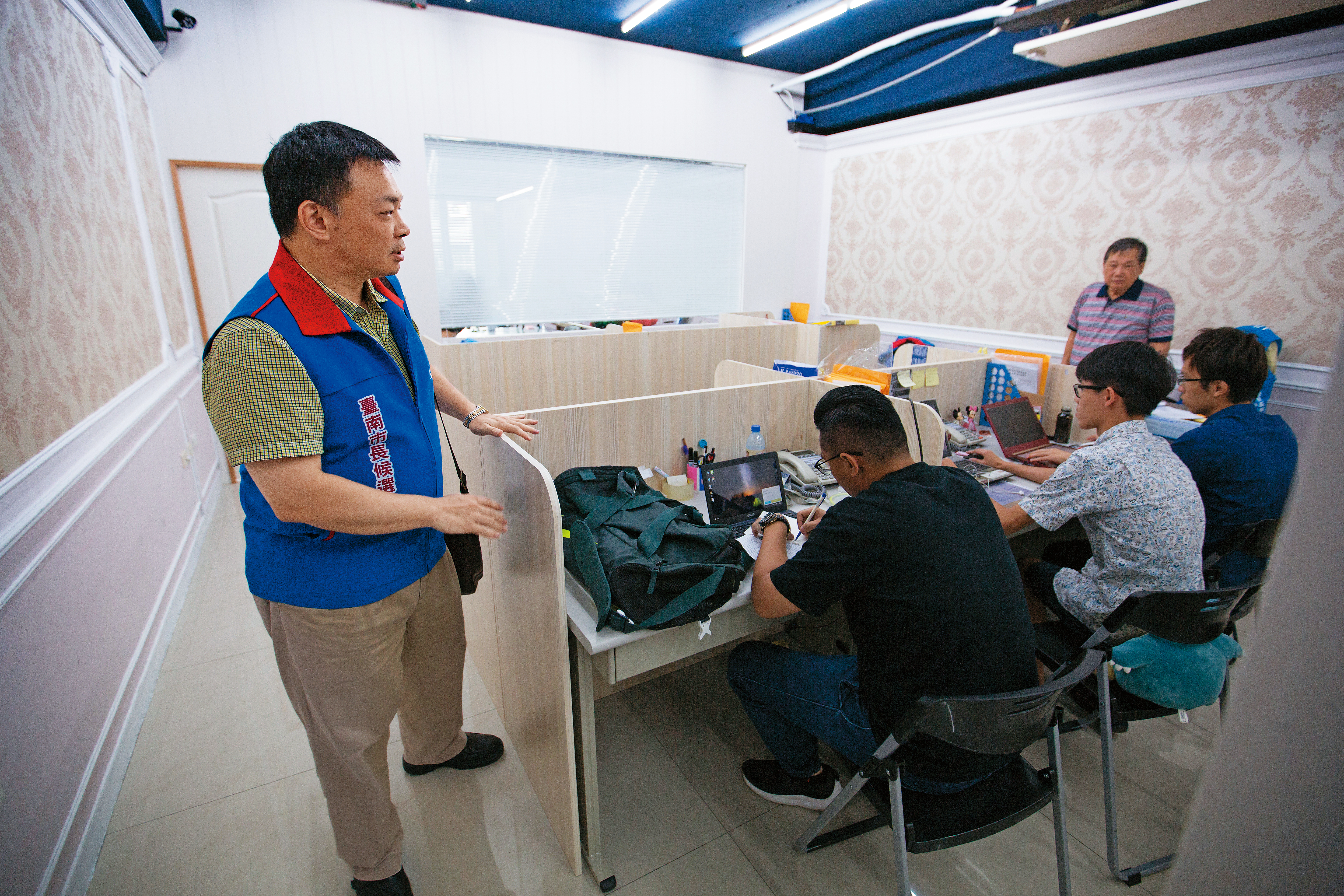 高思博（左）認為，國民黨路線與價值觀應隨時代調整，才能吸引年輕人。