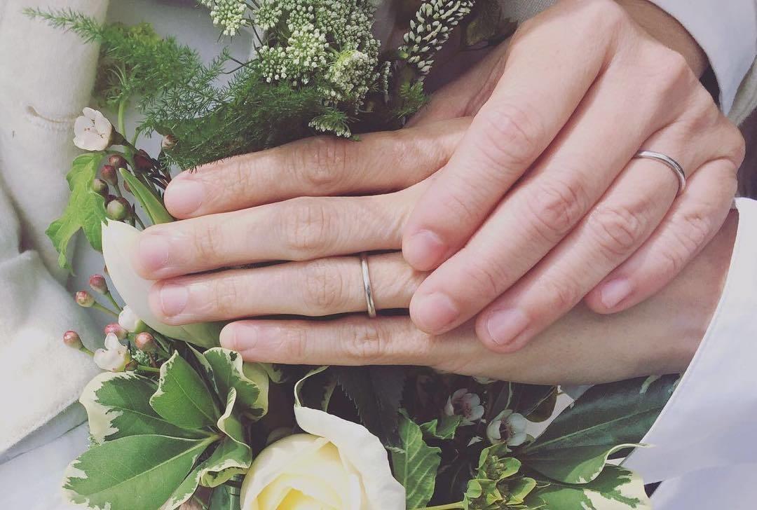 盧凱彤在結婚兩週年時，貼出她和太太余靜萍的牽手照。（翻攝自盧凱彤粉絲專頁）