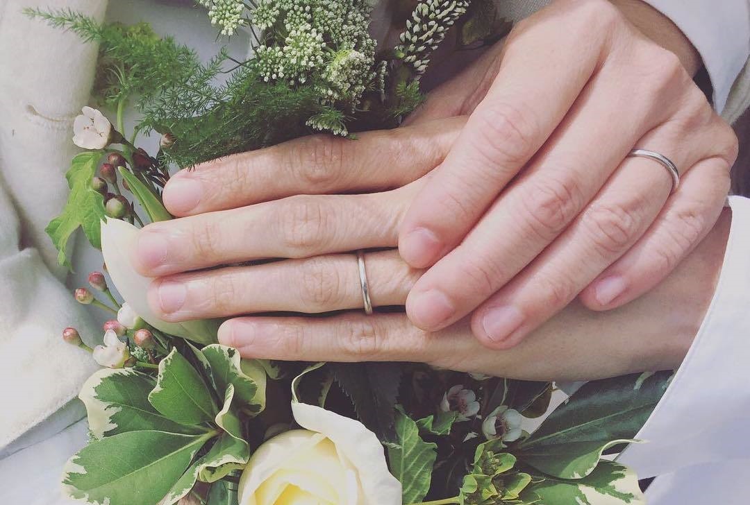 盧凱彤在結婚兩週年時，貼出她和太太余靜萍的牽手照。（翻攝自盧凱彤粉絲專頁）