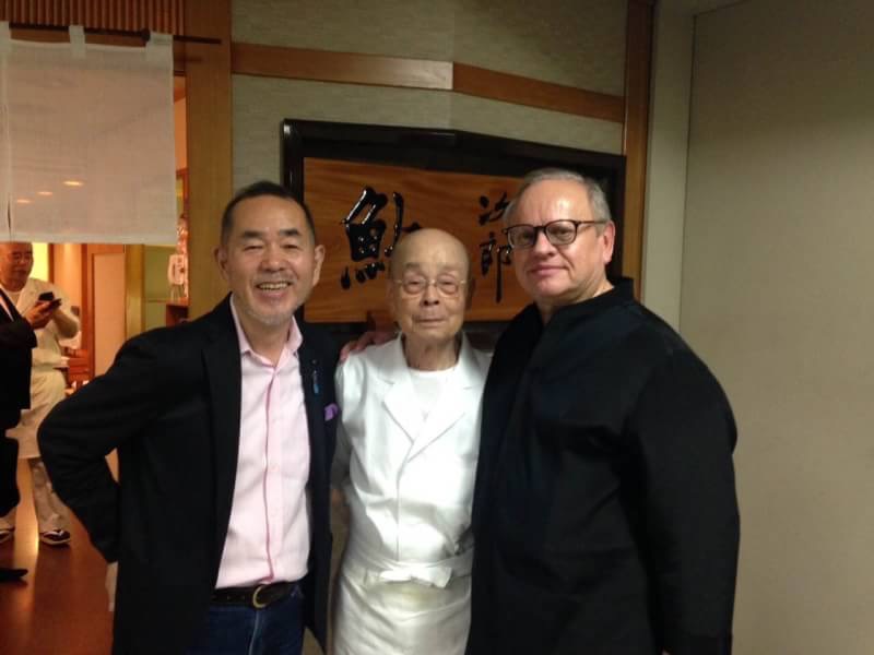 世紀廚神侯布雄（右）在美食評論家山本益博（左）引薦下，與壽司之神小野二郎（中）的雙神合影。（山本益博提供）