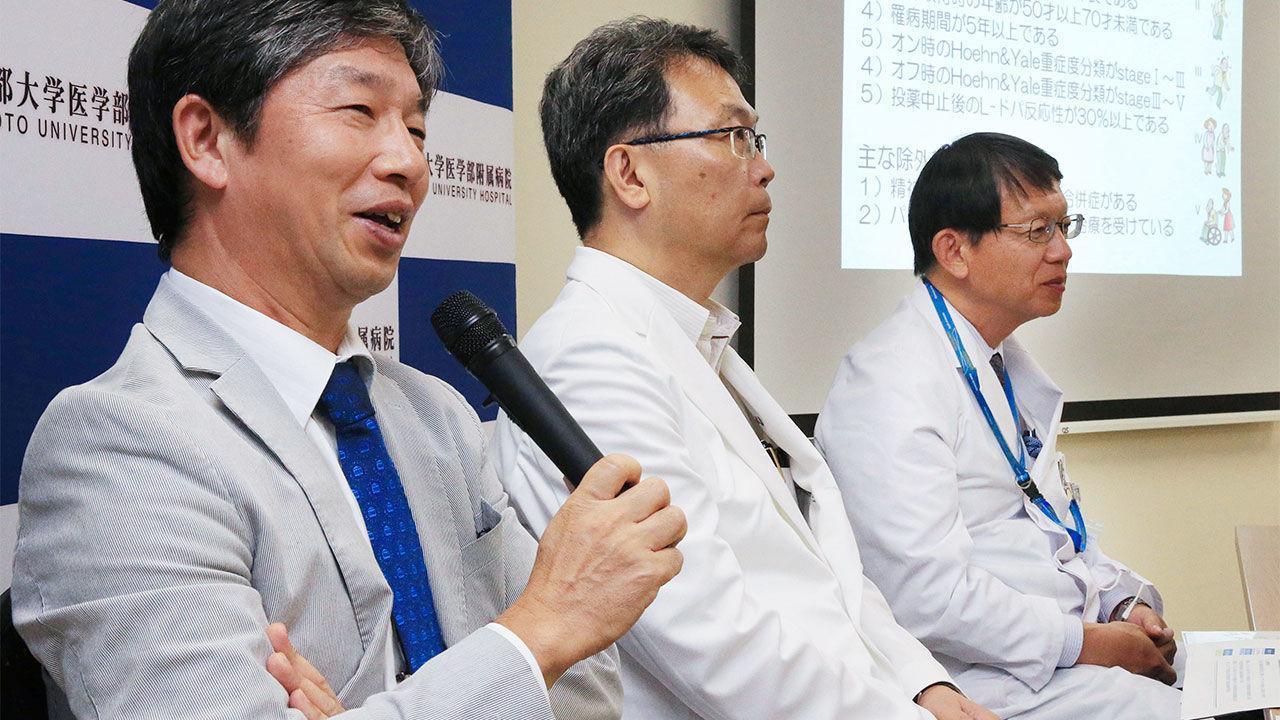 Jun Takahashi(左)與同事正在介紹該項臨床試驗。