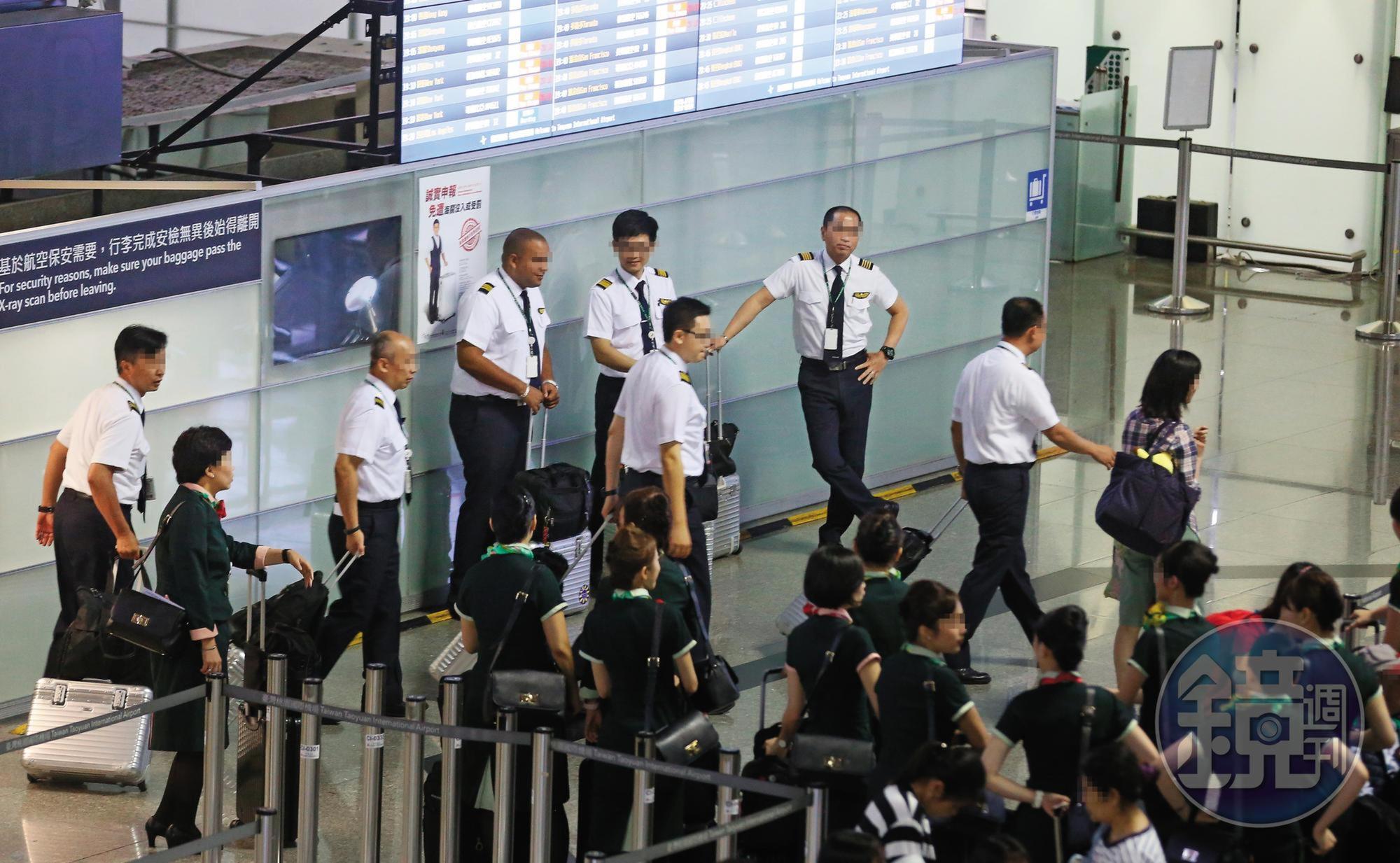 桃園市機師職業工會舉行罷工投票，這是台灣航空史上第一次由機師取得罷工權。圖為桃園機場長榮航空機組員整隊準備出勤。（圖非當事人）