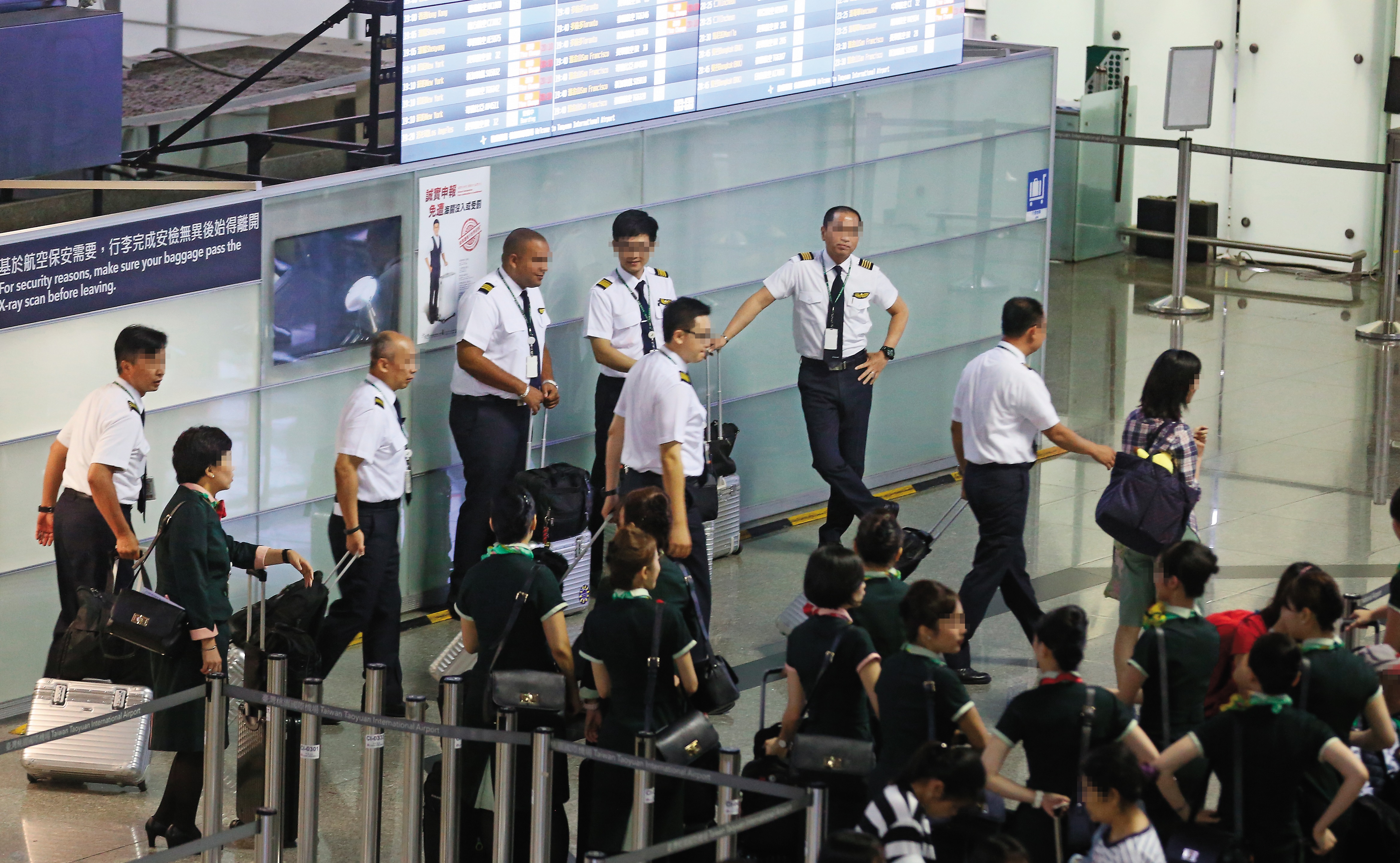 桃園市機師職業工會舉行罷工投票，這是台灣航空史上第一次由機師取得罷工權。圖為桃園機場長榮航空機組員整隊準備出勤。（圖非當事人）
