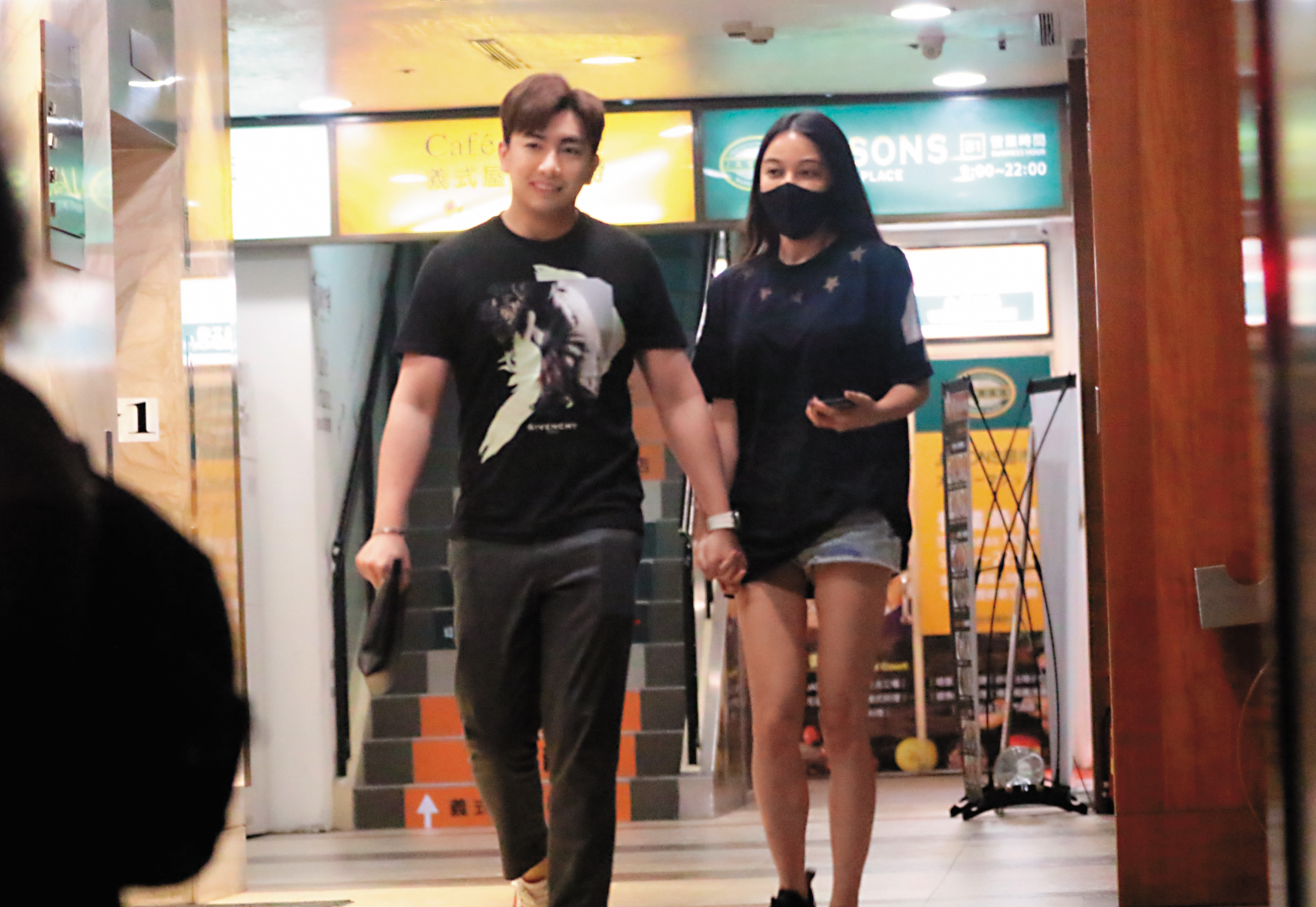 8/1 02：38 看完電影散場，張東晴戴著黑色口罩現身，身旁的男子有種「肉版李國毅」的fu。