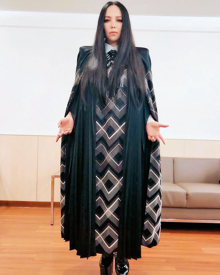 張惠妹個人演唱會踏遍大陸各城市,加上在節目中翻唱經典造成轟動,讓她天后地位穩。(翻攝張惠妹臉書)