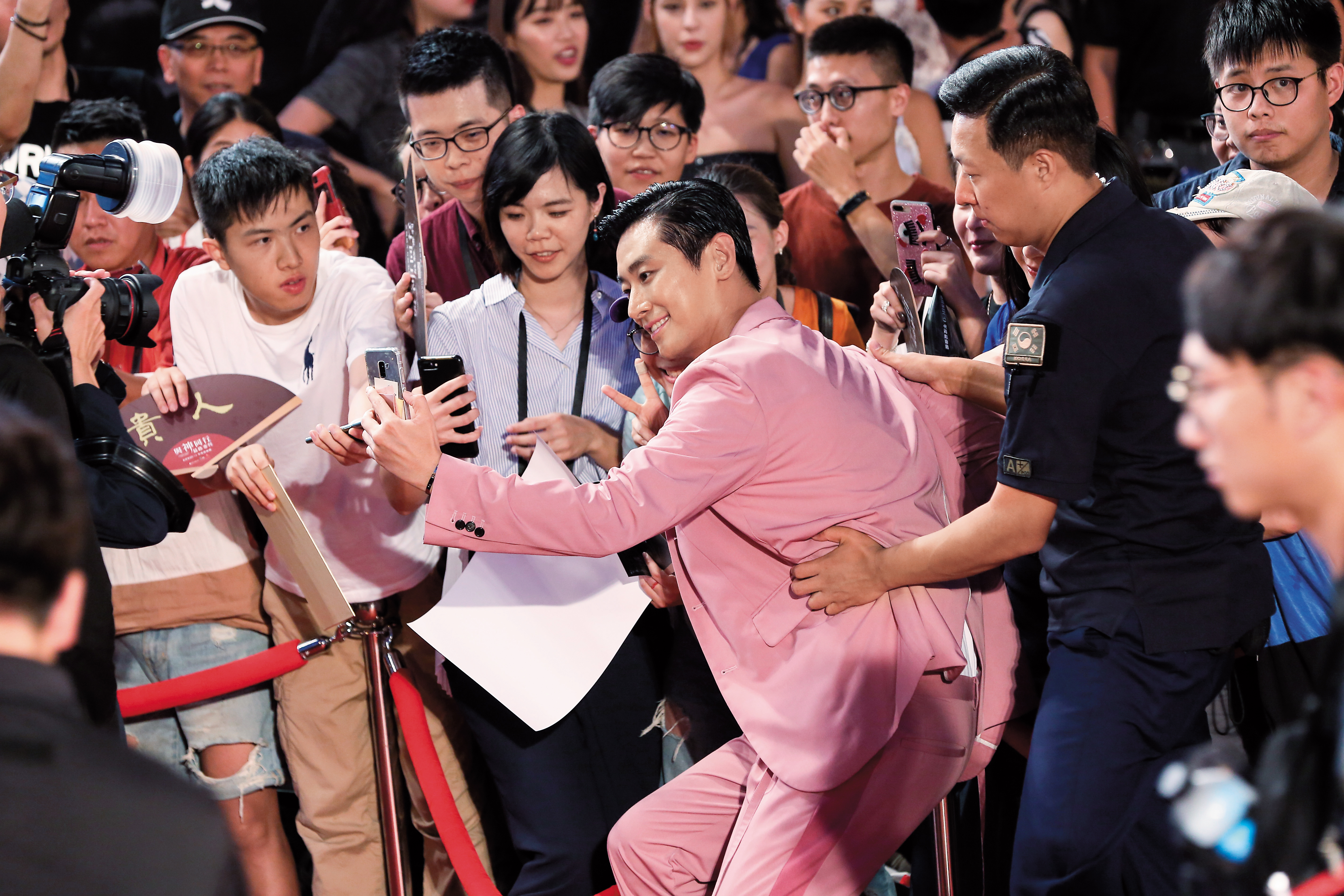 「我欲甲你攬牢牢～乎你袂驚袂擱號～」江蕙那首〈甲你攬牢牢〉，很適合當朱智勛跟男保全這幅畫面的配樂。