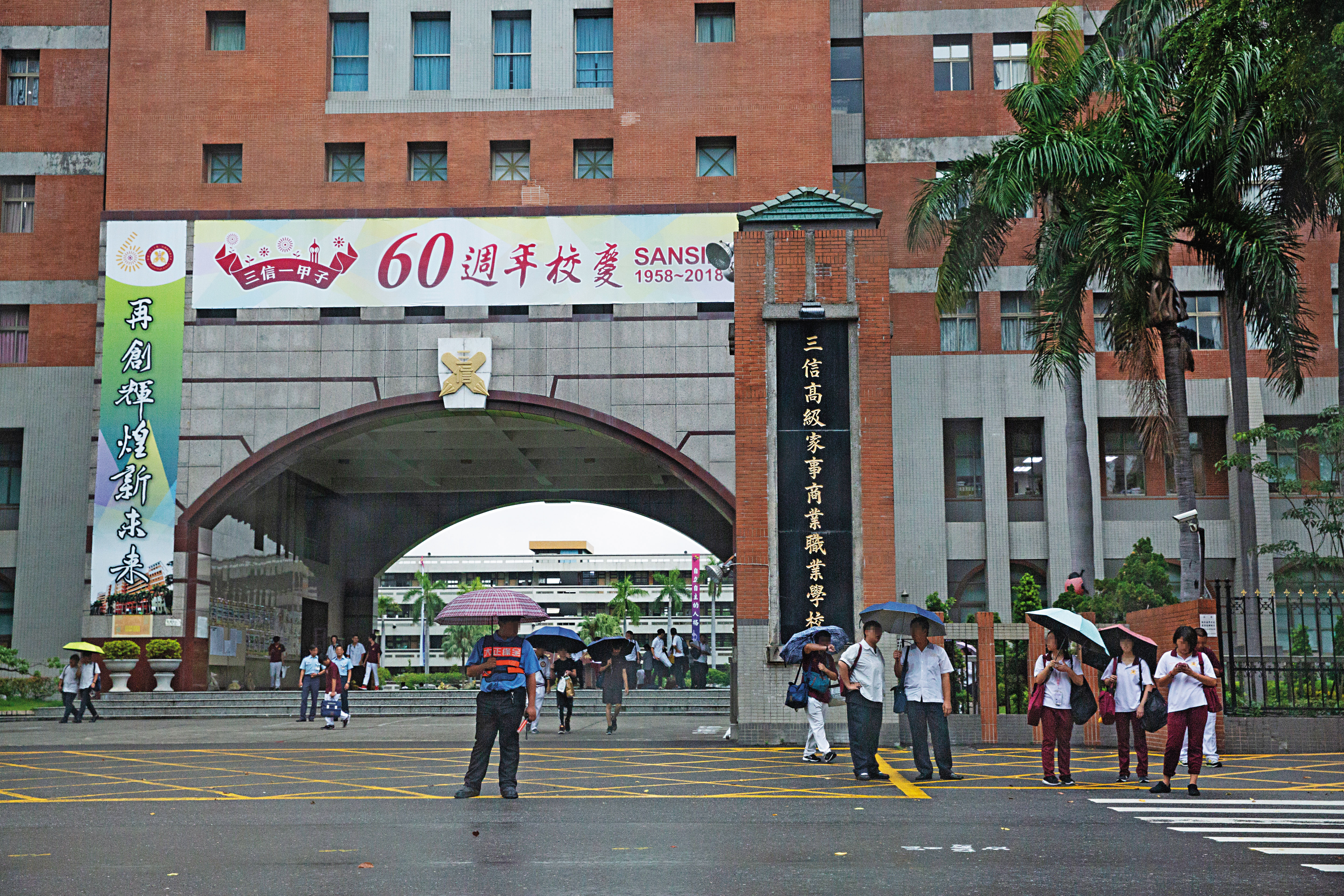 有教師指控三信家商一方面解聘優秀資深教師，又聘請一些有爭議的老師，讓人難以信服。