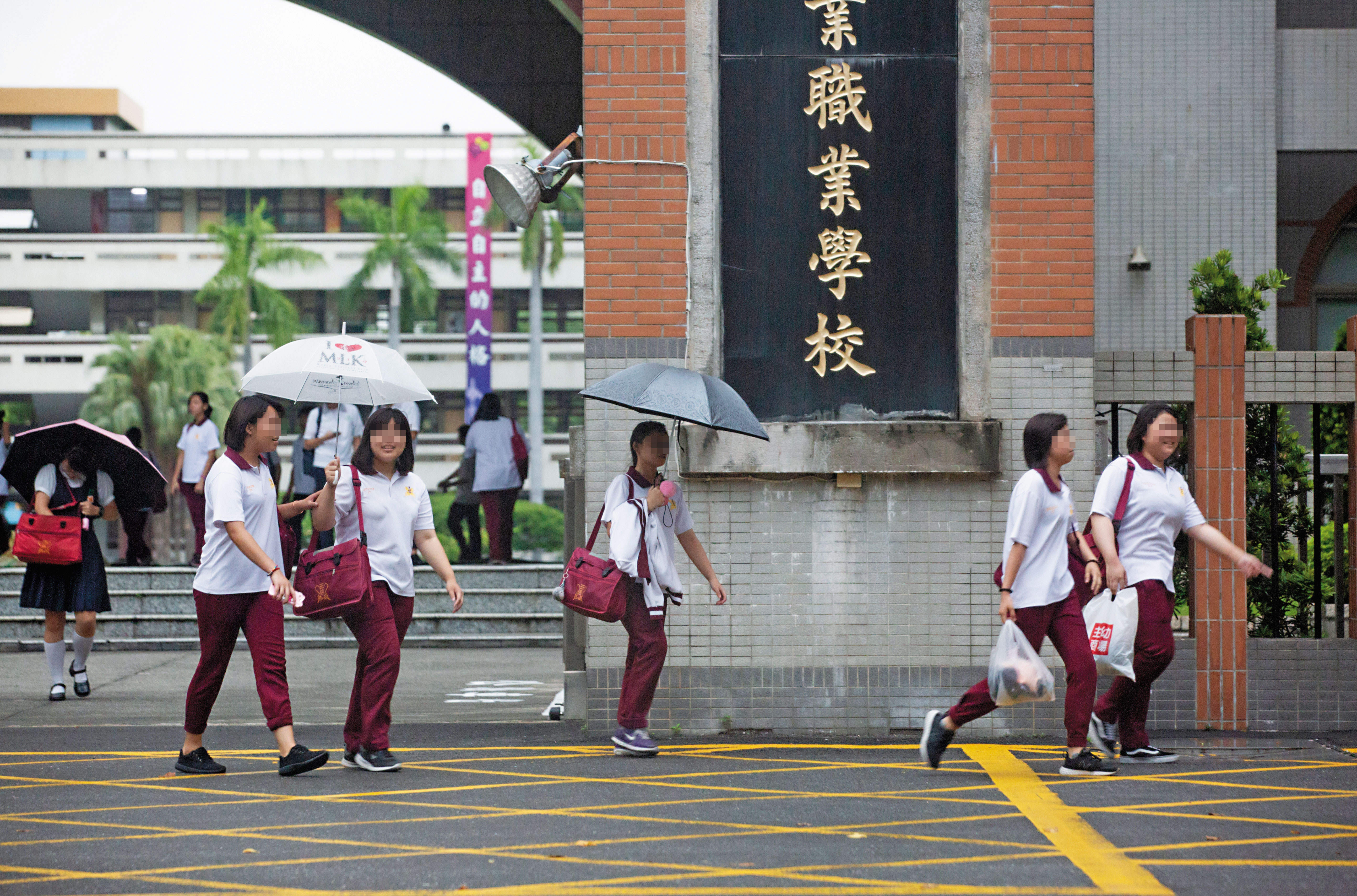 幾乎還是以女生為主的三信家商，因招生不易，許多教師即將被解聘，人心惶惶。