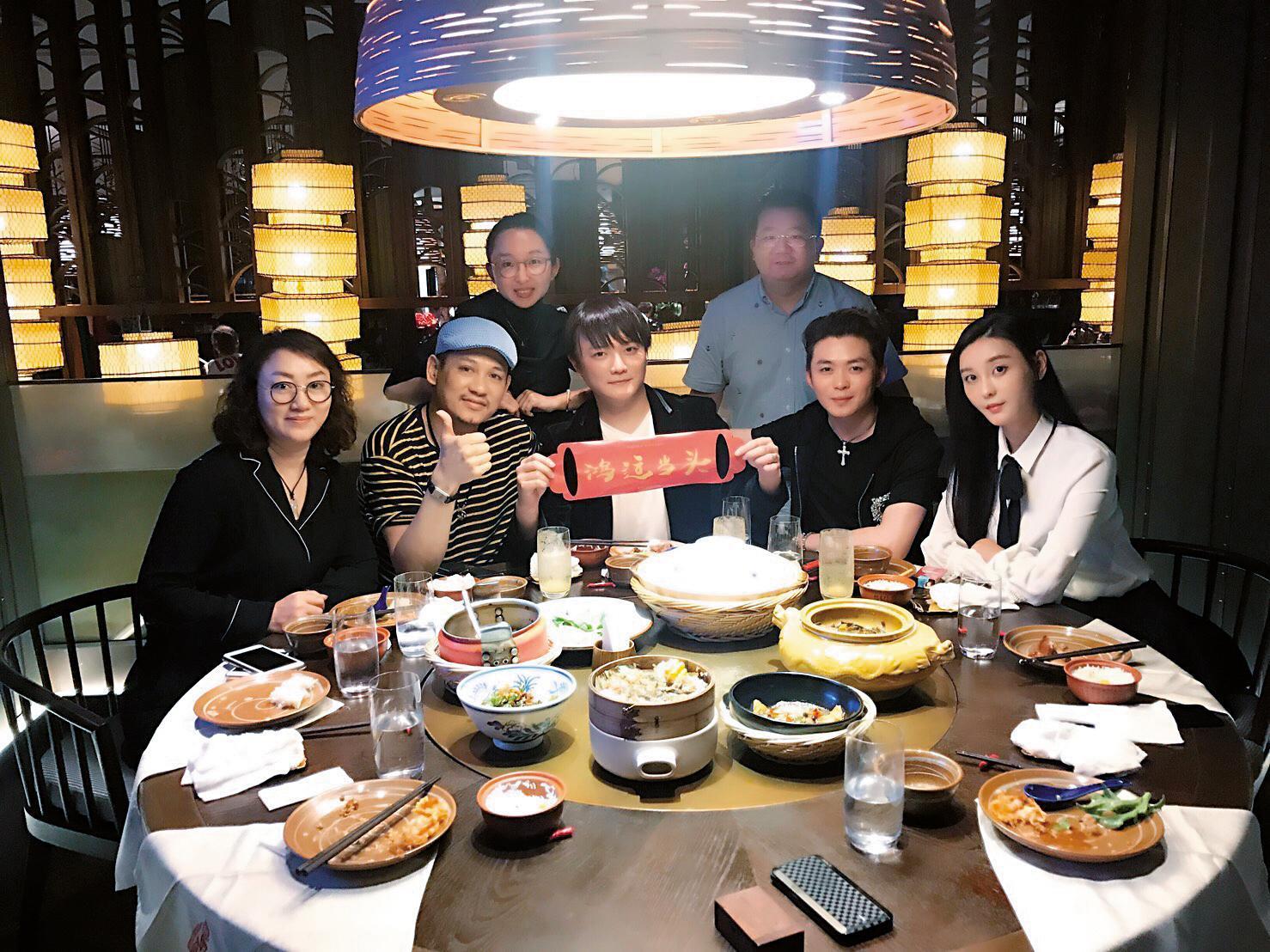 阿沁(前排中)與文國洋(前排左二)與大陸投資方吃飯,更藉此表示要成立UTS音樂學院的決心。(文國洋提供)