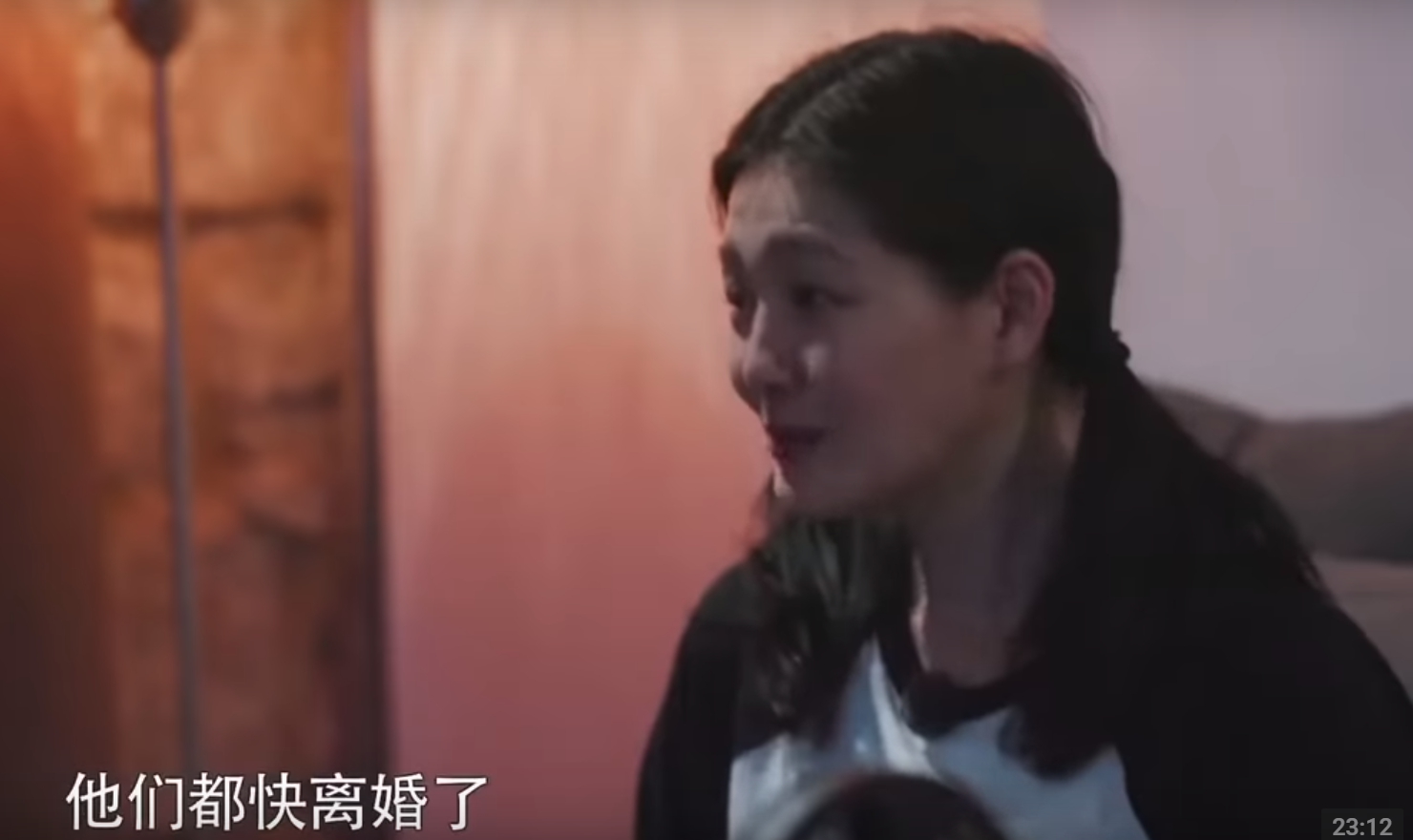 在大家愉快K歌之時，大S竟意外爆出「他們快離婚了」，小S急忙澄清「沒有這件事情。」（翻攝自YouTube）