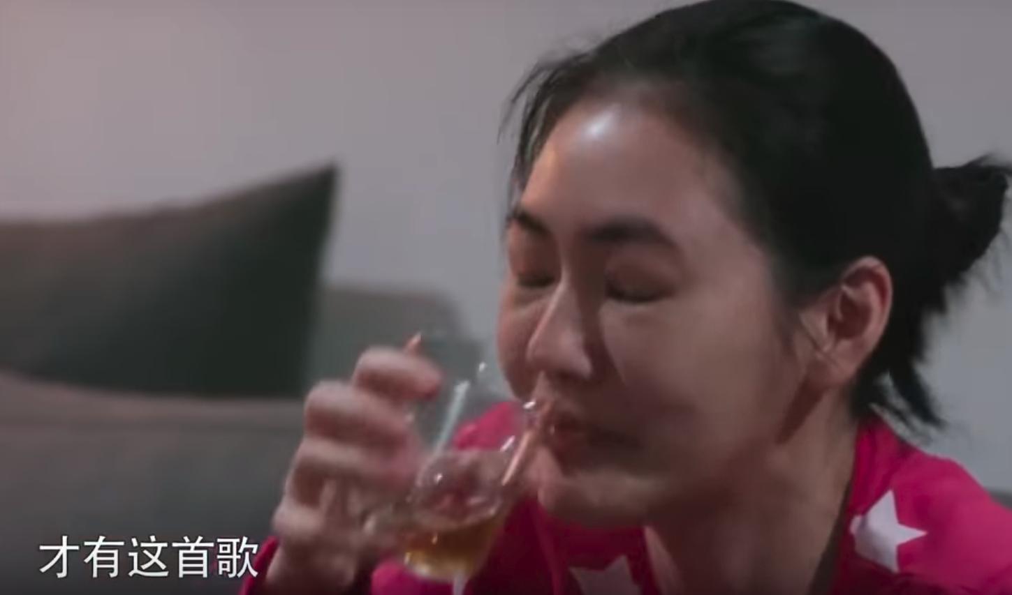 大S竟笑著爆料「他們快離婚了」才有這首歌，嚇得正在喝飲料的小S差點噴出來。（翻攝自YouTube）