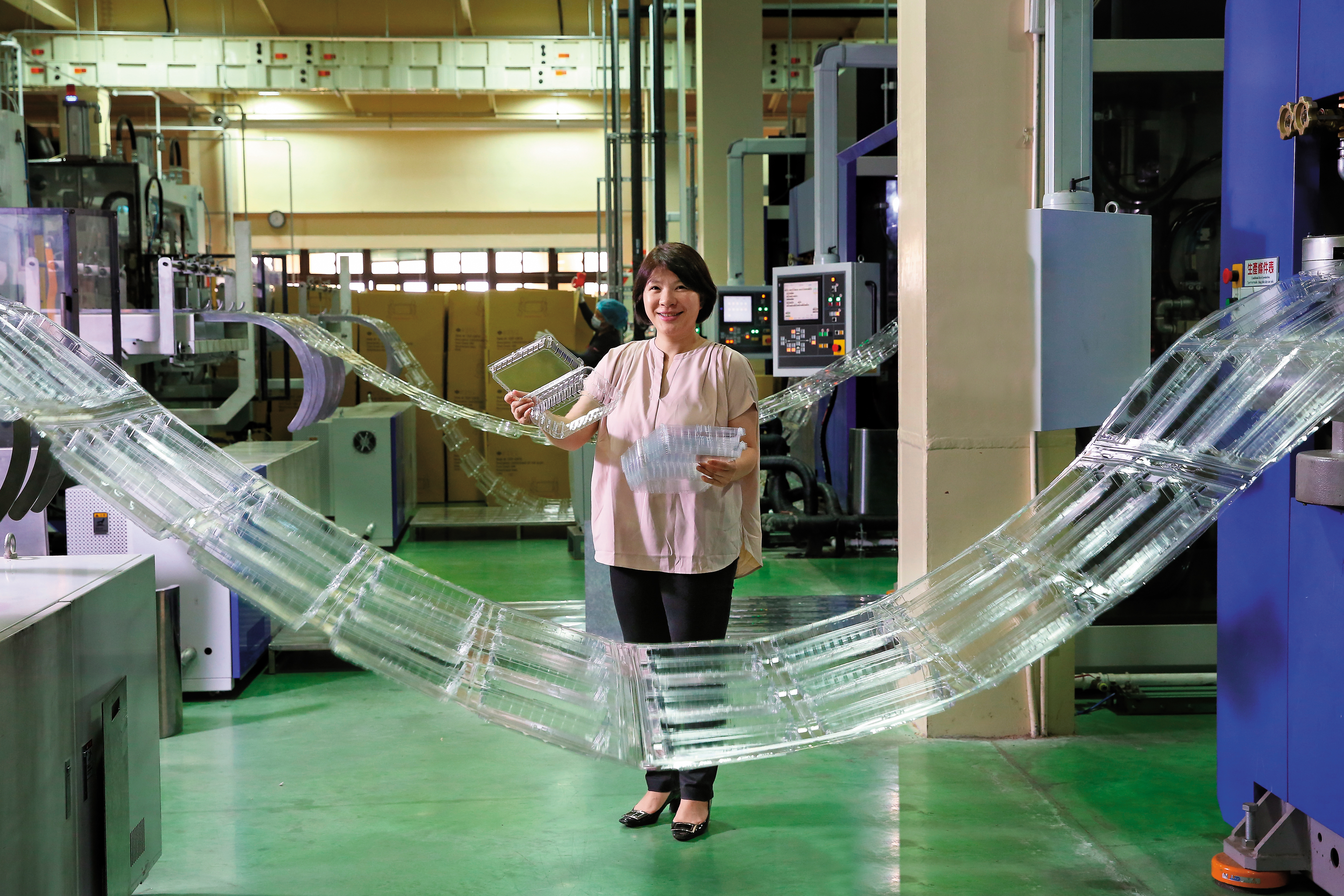 陳郁卉樹立公司嚴格紀律，扛起台灣真空成型食品容器最大廠金元福。