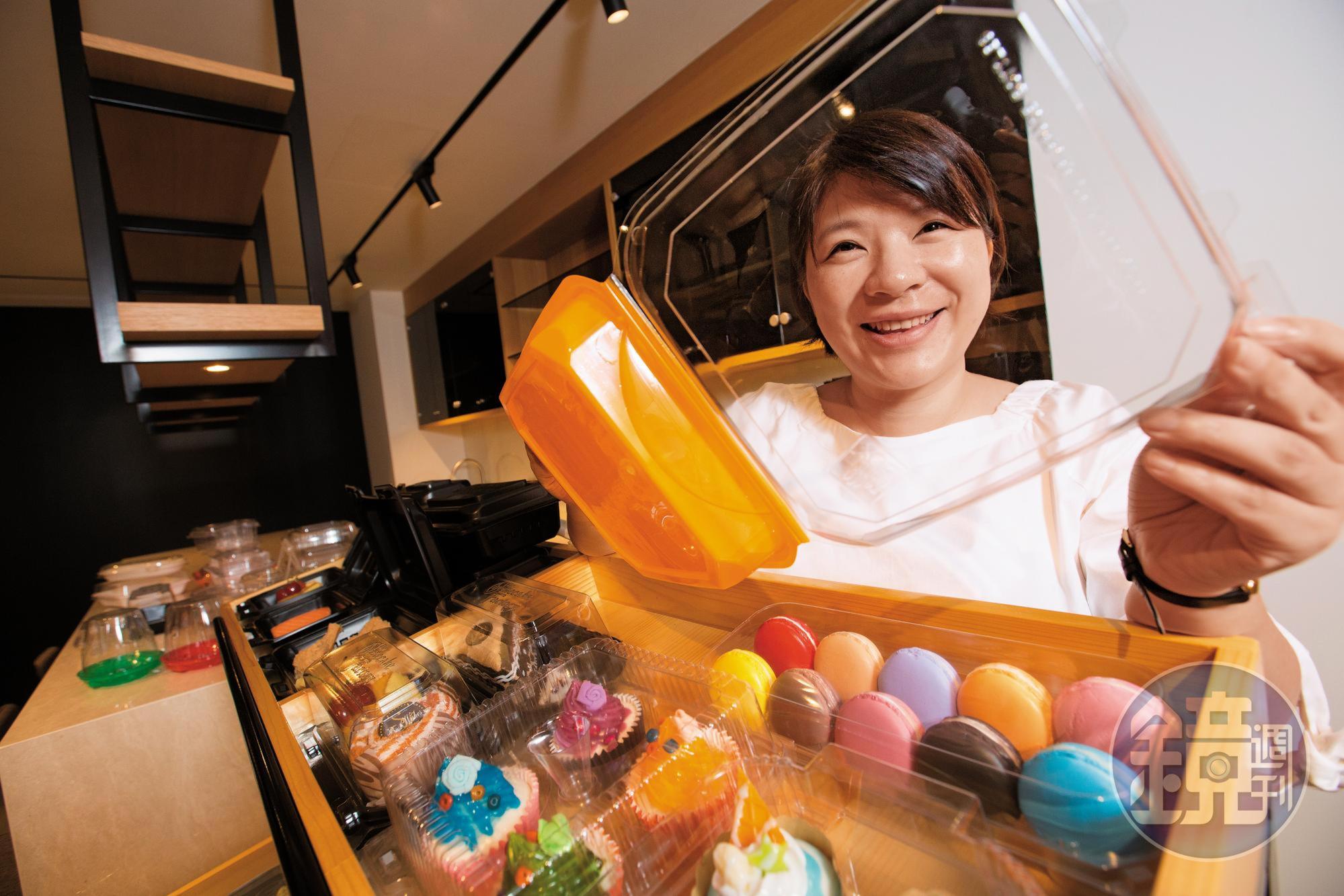 陳郁卉形容年初啟用的展示間是「無印良品風」,手中一體成型的雙色餐盒是特色產品。