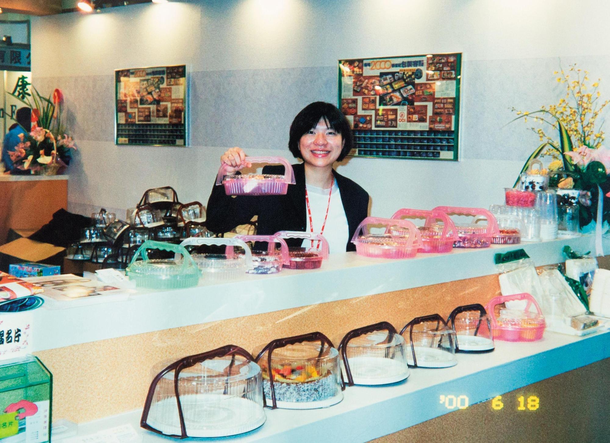陳郁卉第1年進公司,帶著父親設計的提把蛋糕盒赴世貿參展。(陳郁卉提供)