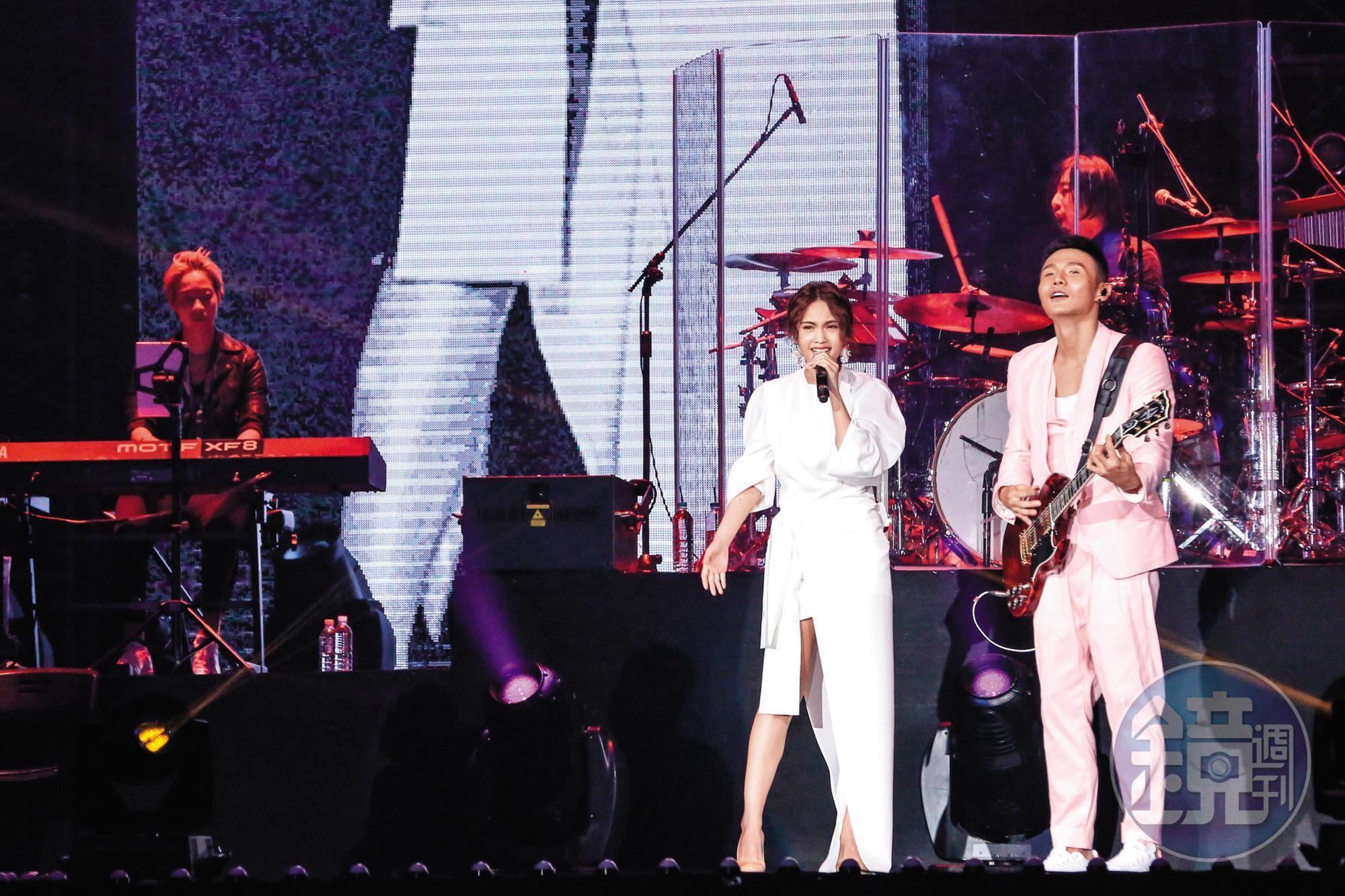楊丞琳和李榮浩戀情公開後愛的高調,去年擔任男方演唱會嘉賓合唱,李榮浩還情不自禁親吻她。