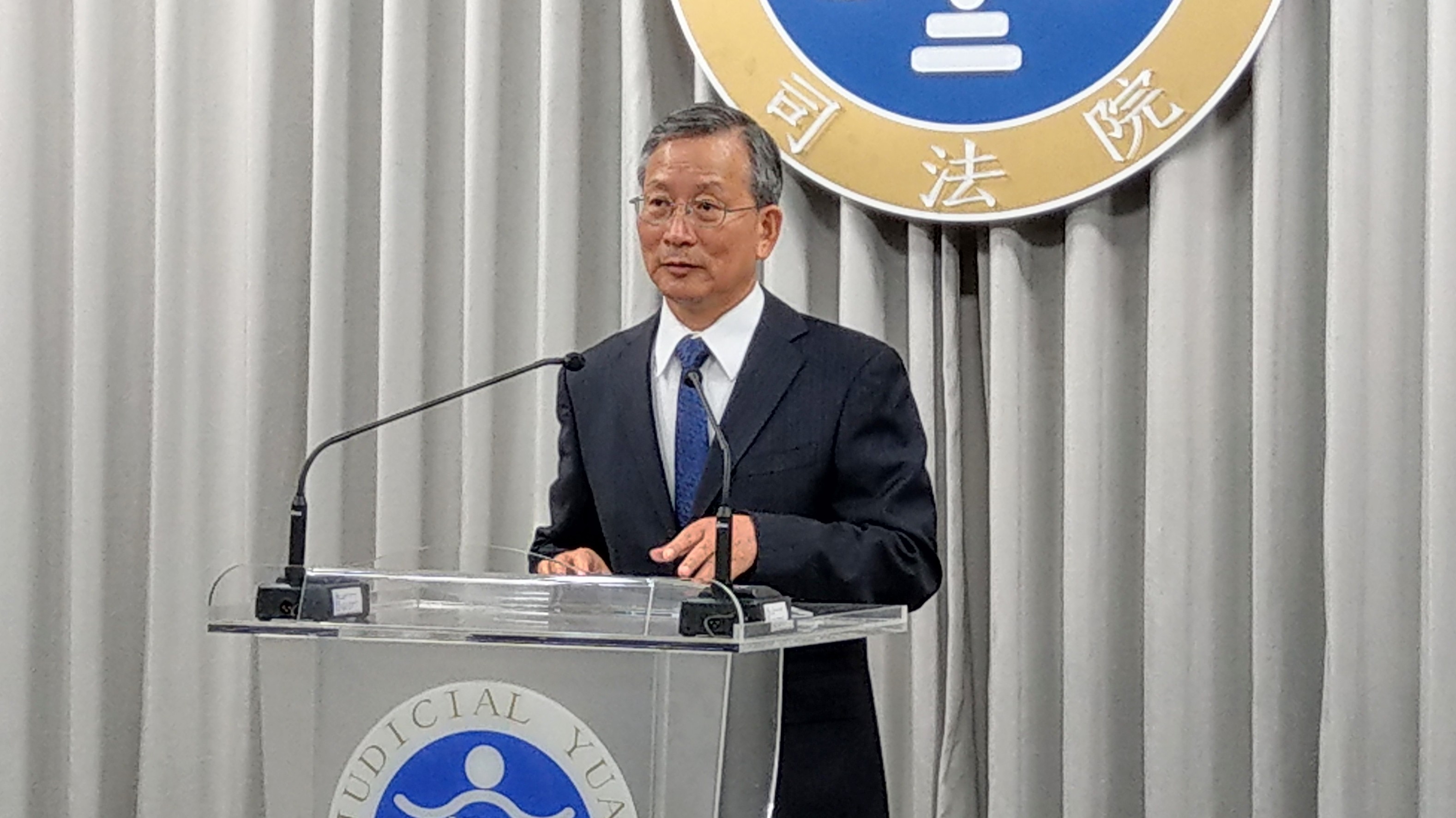 司法院祕書長呂太郎表示，司法院對於風紀有問題的法官零容忍，司法院人審會決議將浮報加班費6136元的陳梅欽法官移送監察院。