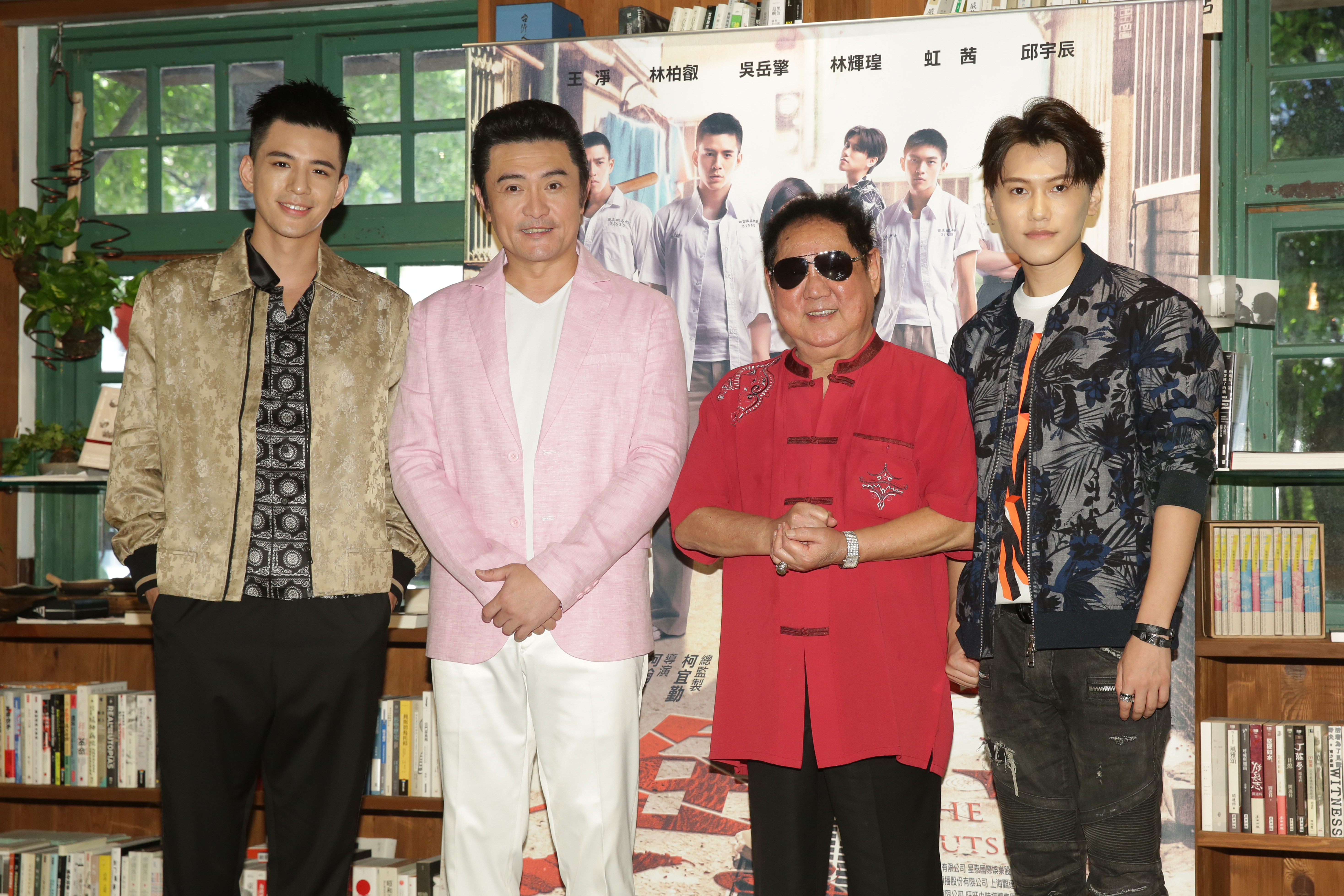 本土藝人馬如龍（右二）傳病危送加護病房，讓家屬十分擔心。