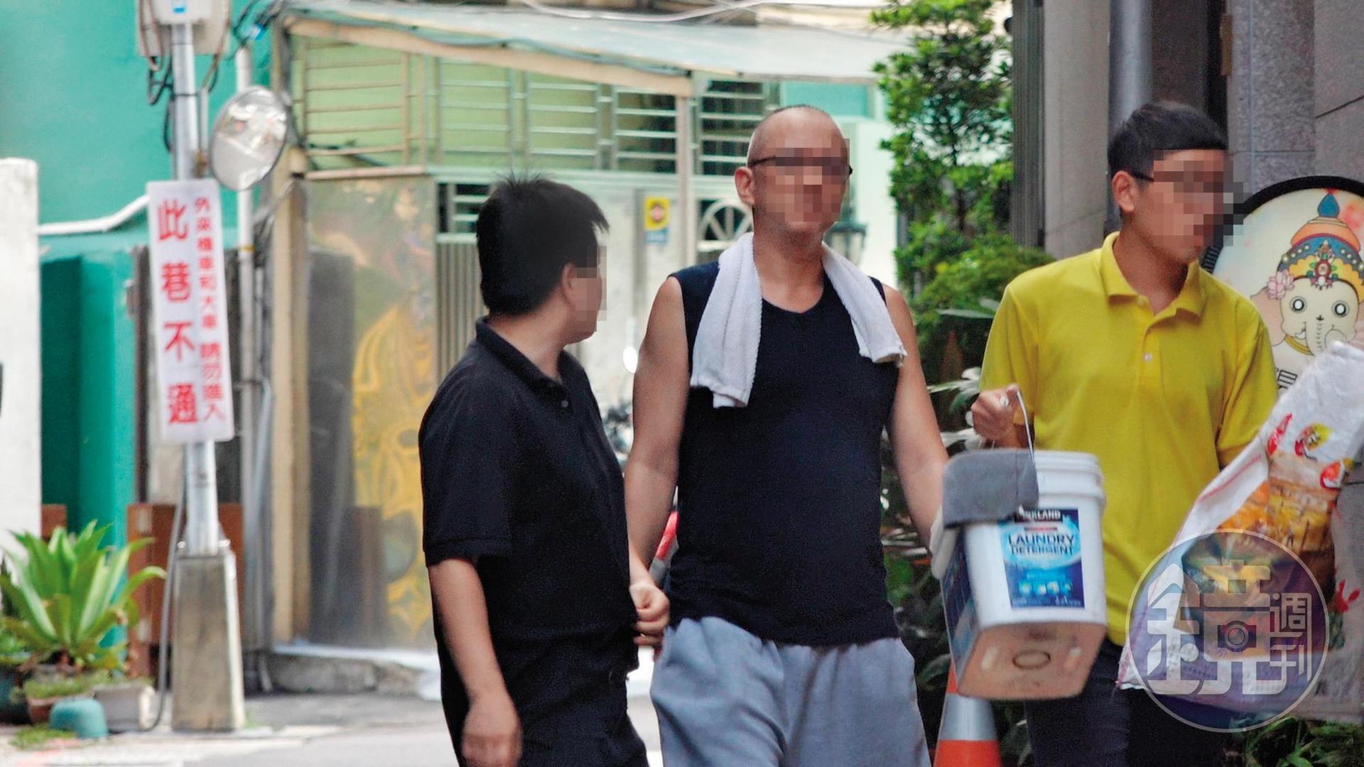 保一第三大隊警員盧膺中因病請長假，卻在外加盟早午餐店當起老闆。