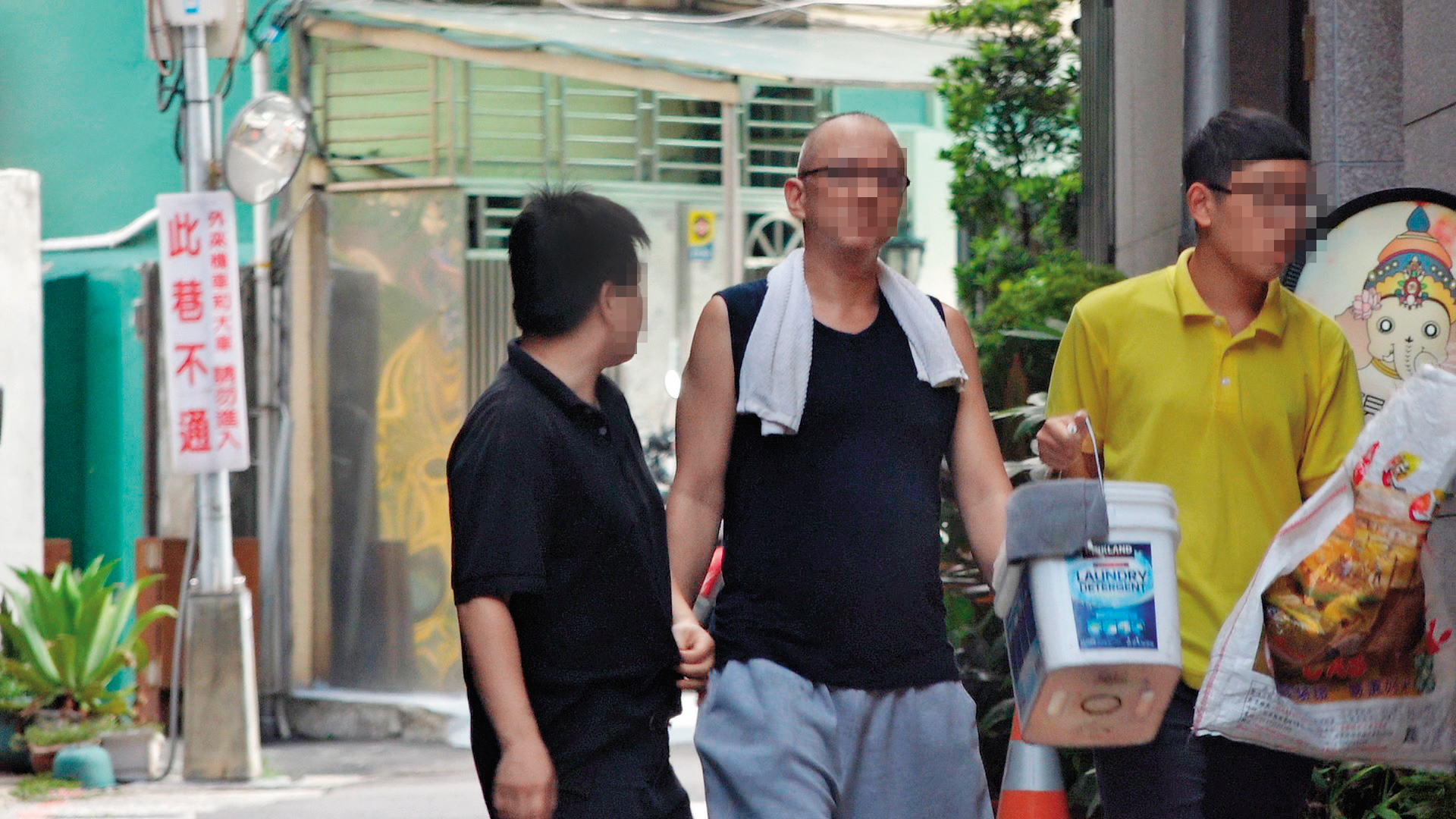 保一第三大隊警員盧膺中因病請長假，卻在外加盟早午餐店當起老闆。