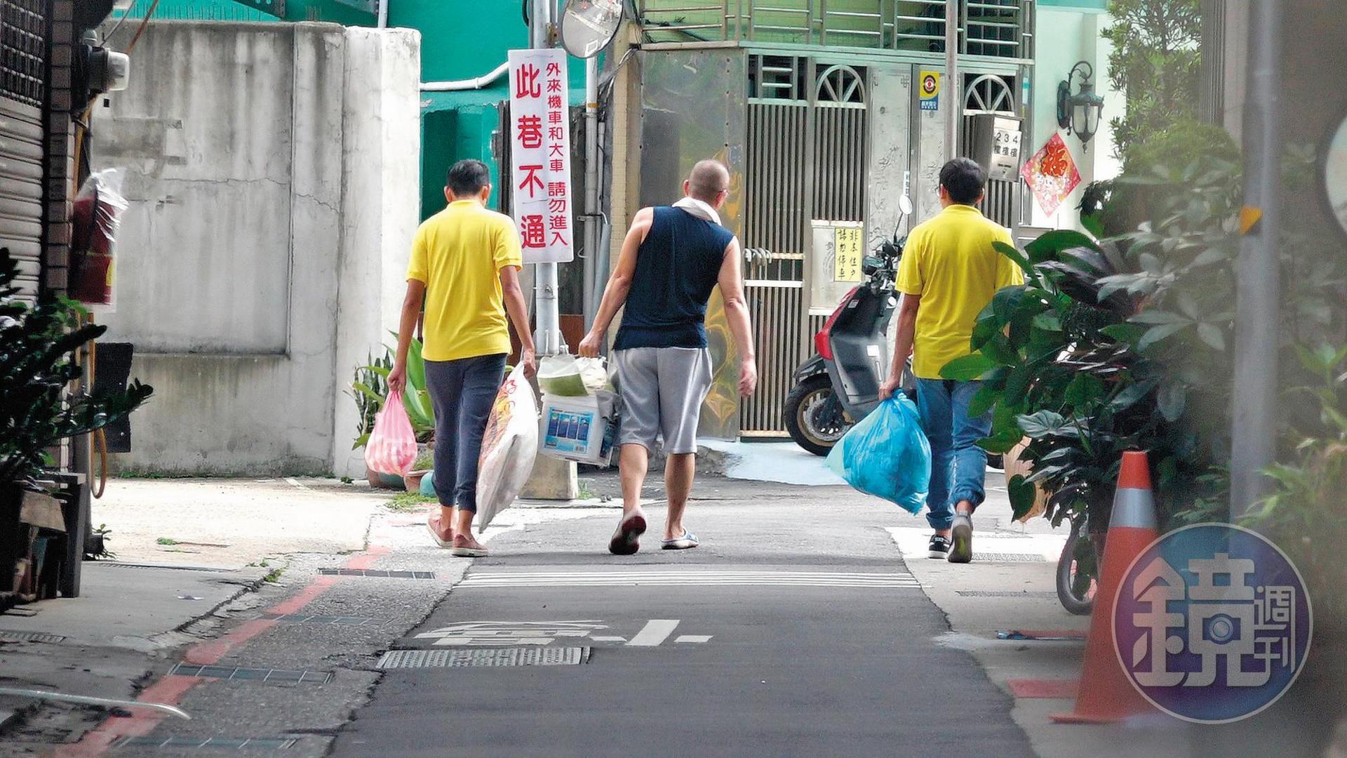 本刊直擊盧膺中在早午餐店忙裡忙外，並與員工一起倒垃圾。