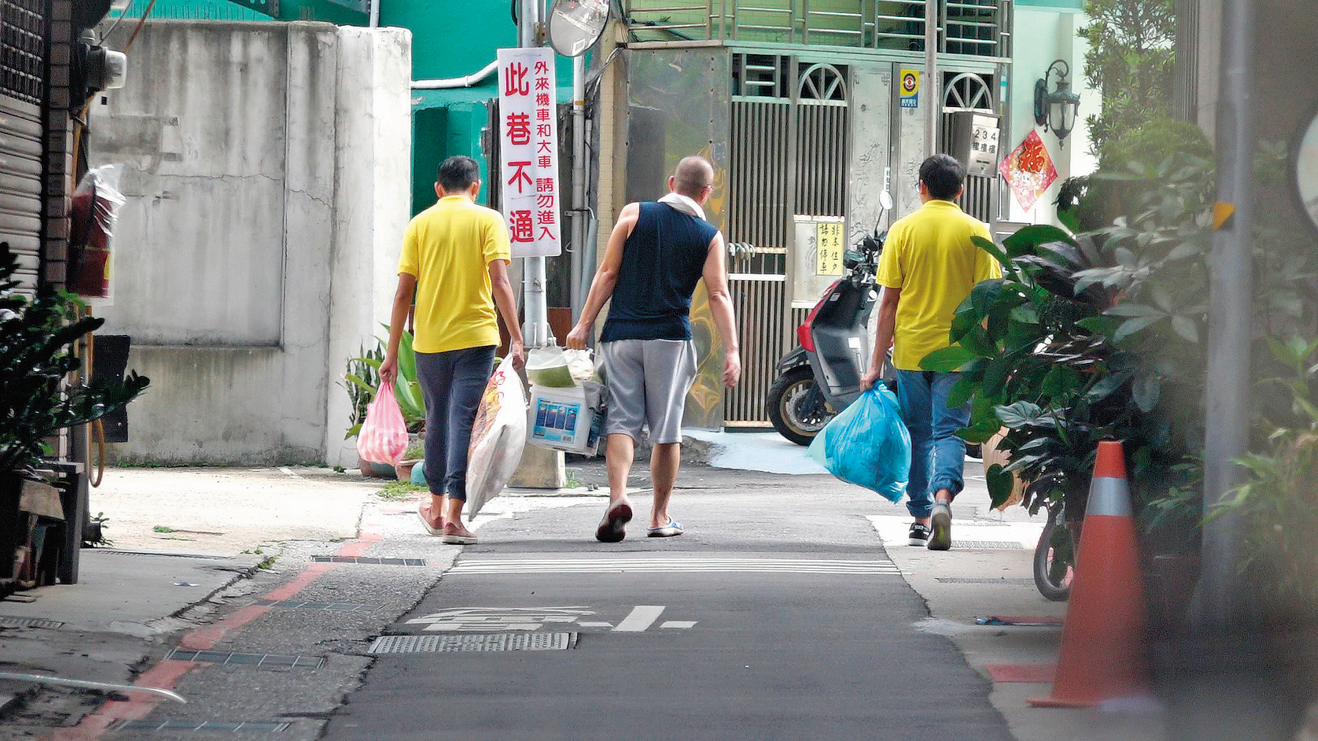 本刊直擊盧膺中在早午餐店忙裡忙外,並與員工一起倒垃圾。