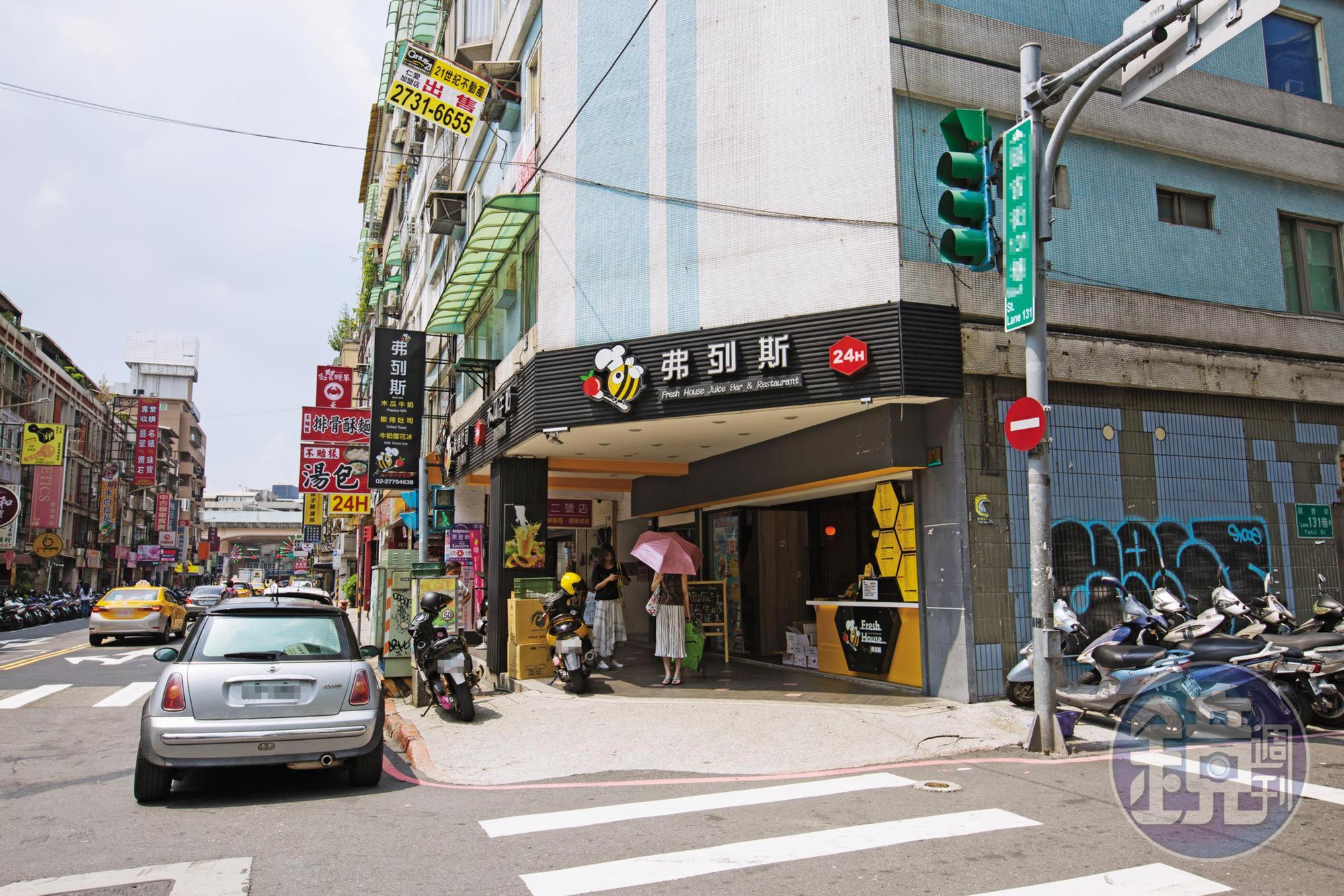 盧膺中請長期病假之前，就在加盟展中與弗列斯早午餐連鎖店簽約。