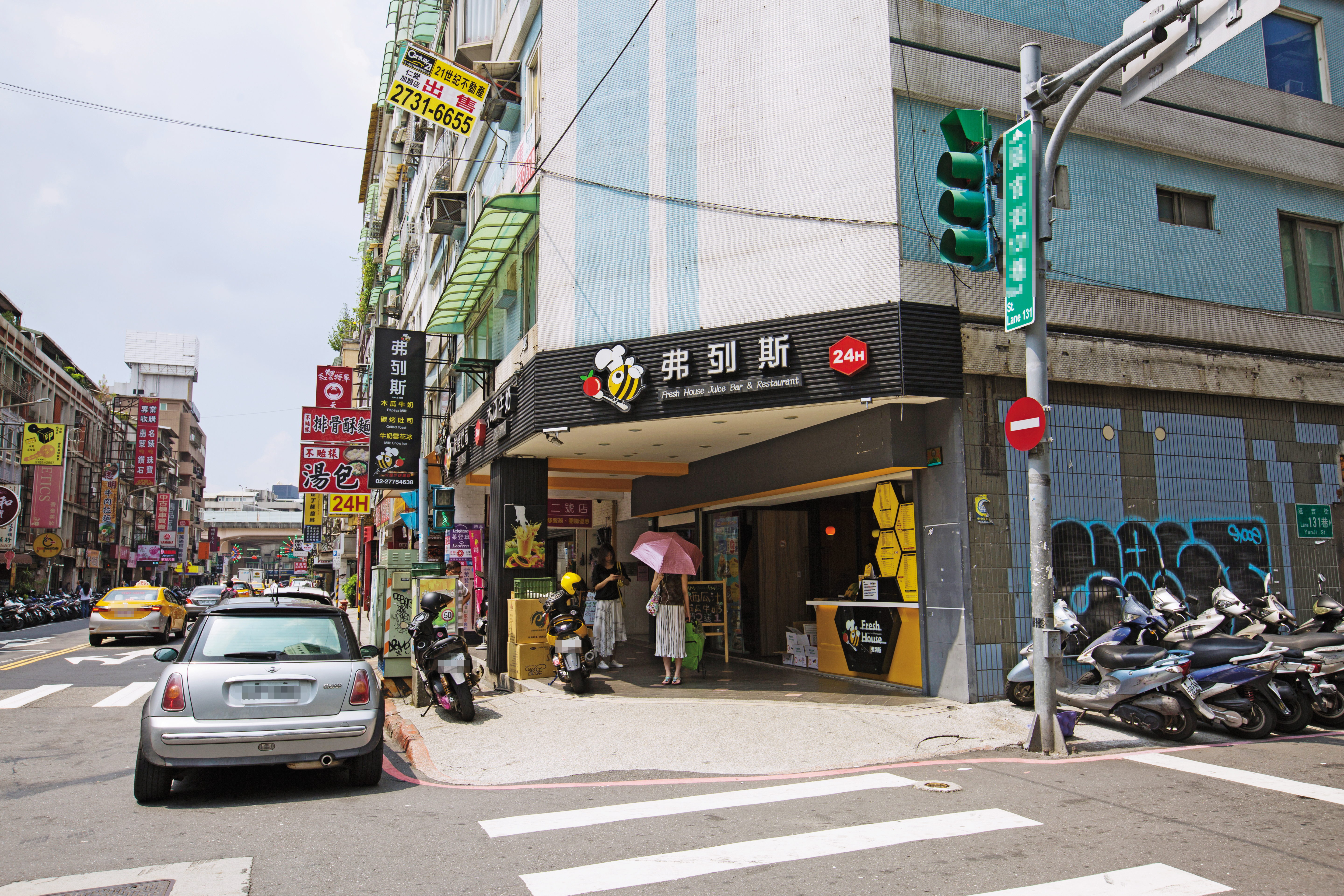 盧膺中請長期病假之前,就在加盟展中與弗列斯早午餐連鎖店簽約。