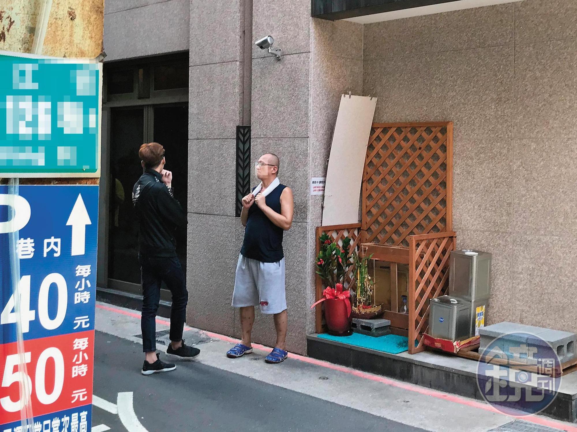 盧膺中因患有甲狀腺機能亢進，容易盜汗，因此脖子上隨時都掛著毛巾擦汗。