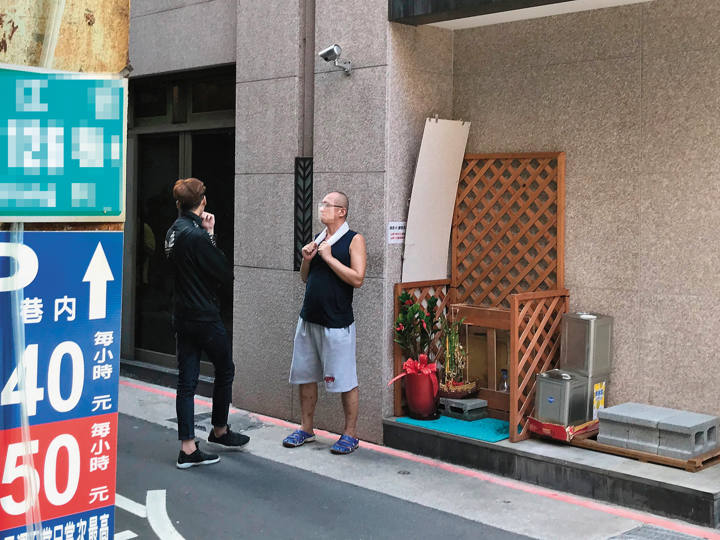 盧膺中因患有甲狀腺機能亢進,容易盜汗,因此脖子上隨時都掛著毛巾擦汗。