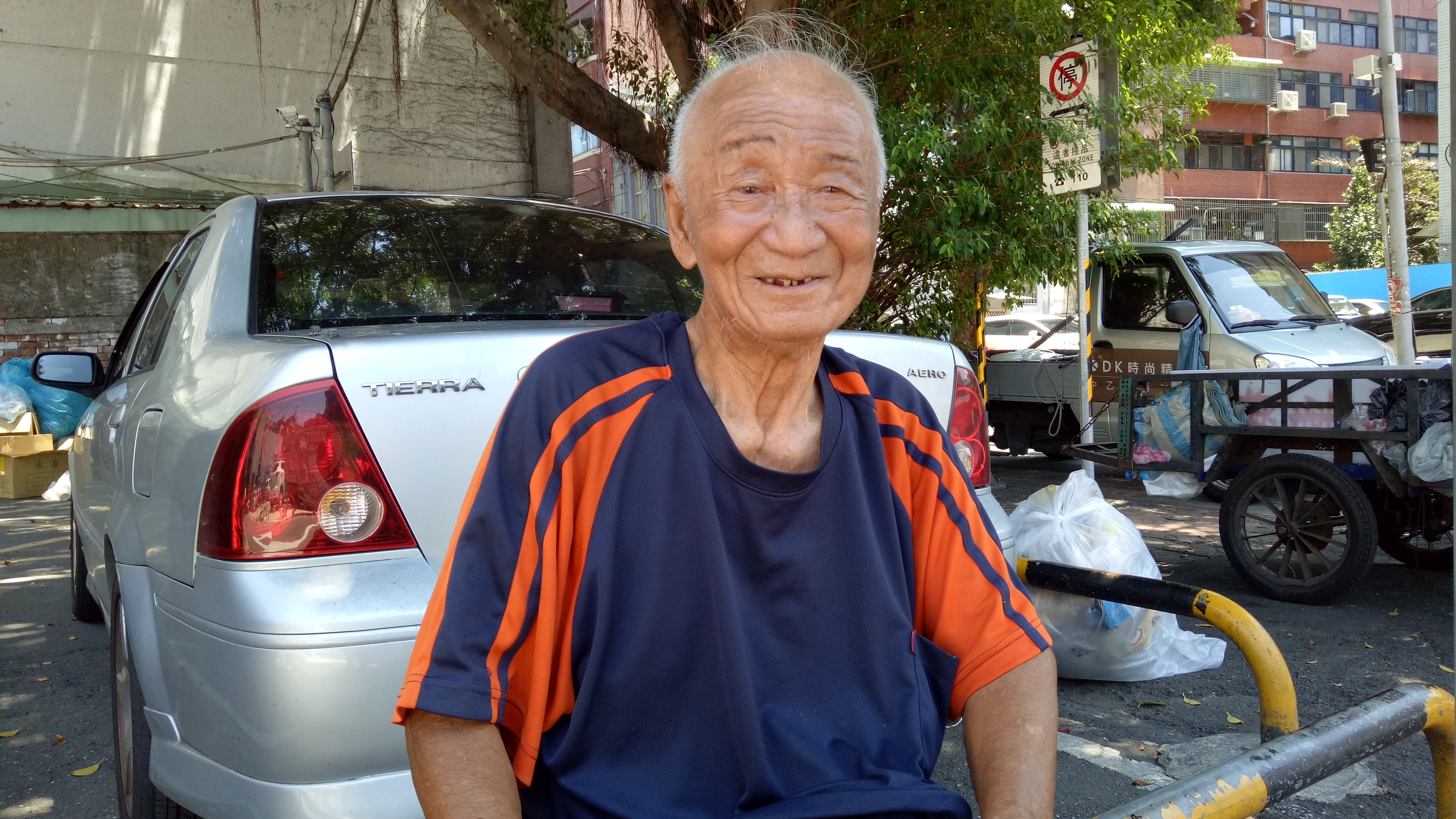 身穿T恤、短褲的趙衍慶就坐在附近停車場矮圍欄上吃飯。他表示,目前傾向不登記參選台北市長。