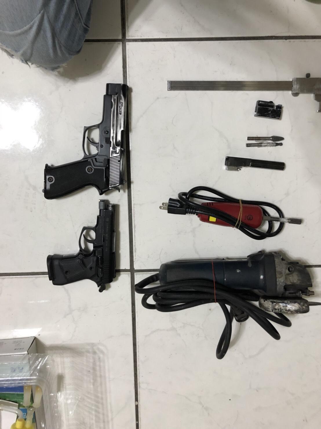 宋姓包租公屋內發現的改造手槍、改造工具鑽頭器等犯罪證物。(警方提供)