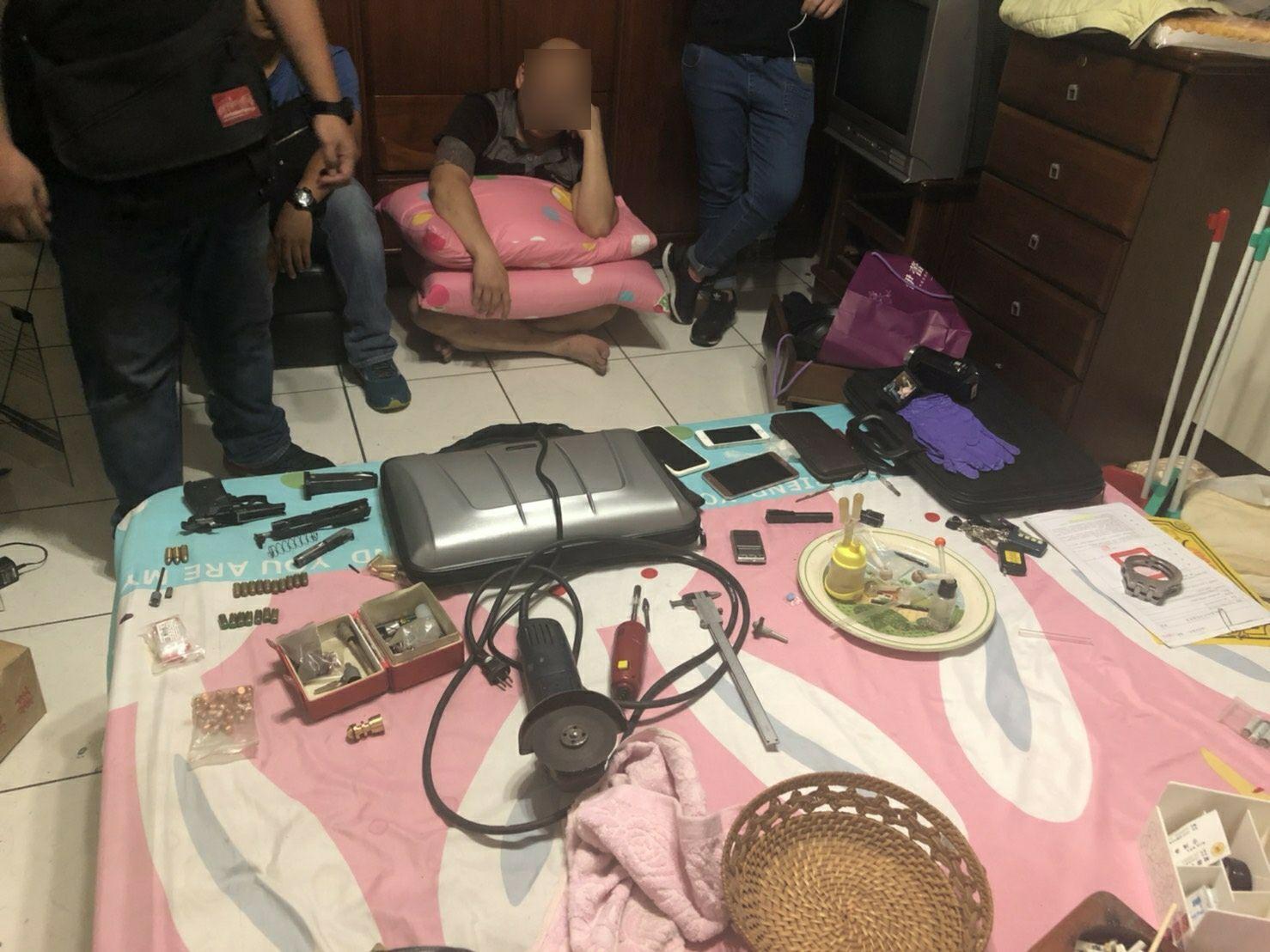 面對警方的突襲,宋姓包租公頹坐地上看著警方搜索。(警方提供)