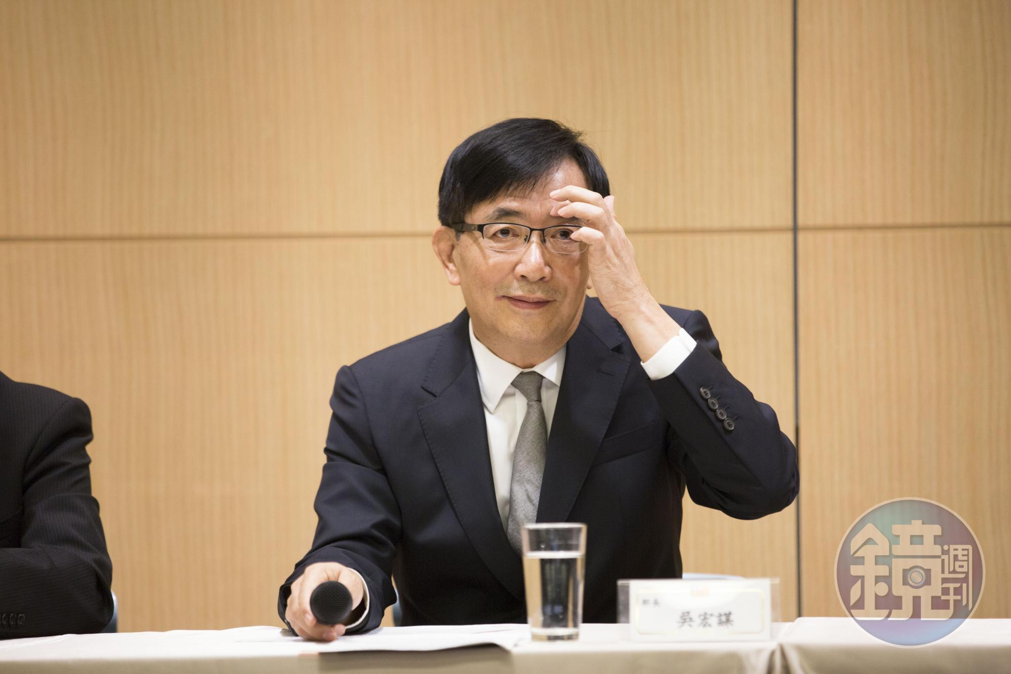 交通部長吳宏謀剛上任就得面臨機師罷工的重大危機,今天主持第一次記者會,呼籲勞資雙方坐下來協商。