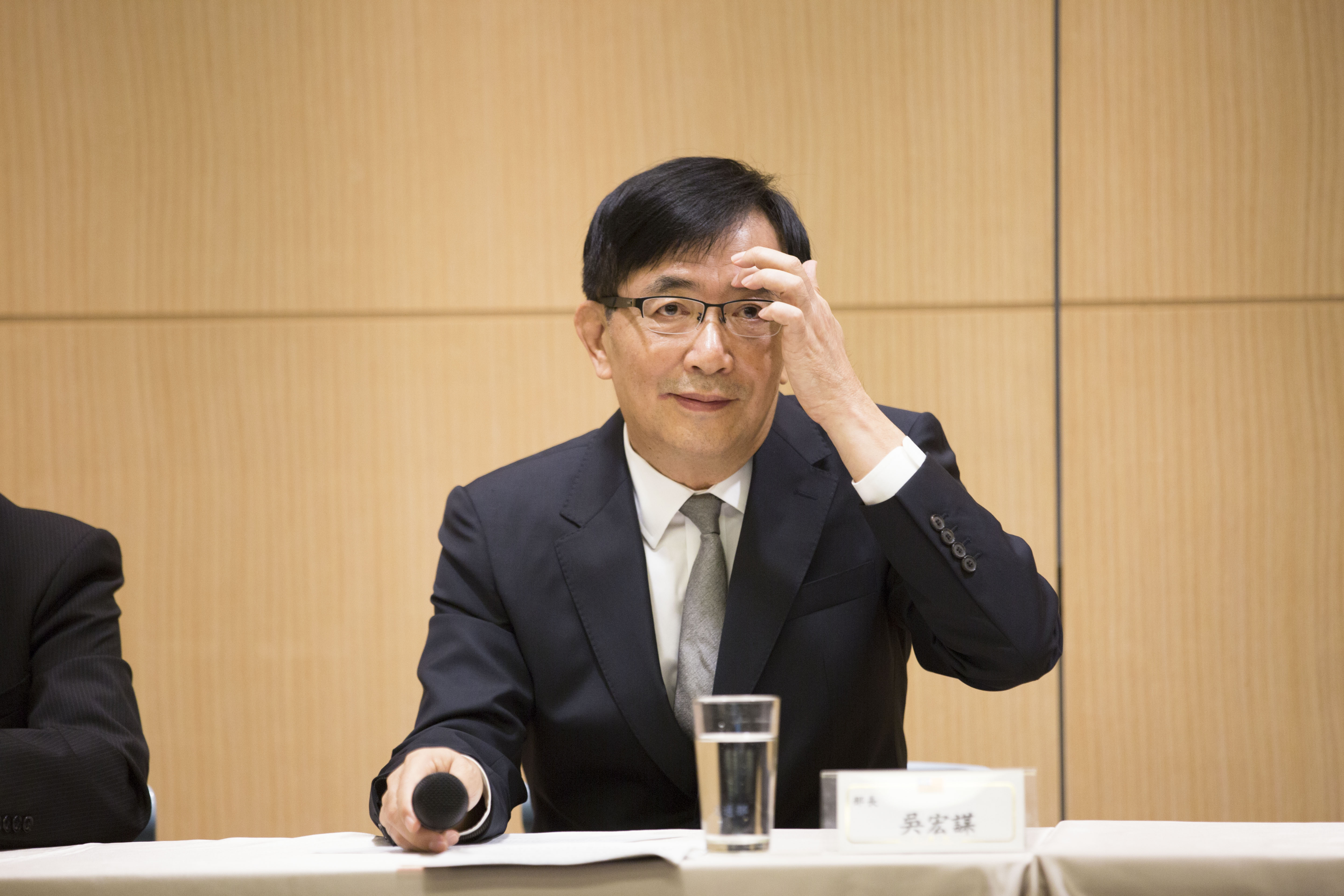 交通部長吳宏謀剛上任就得面臨機師罷工的重大危機,今天主持第一次記者會,呼籲勞資雙方坐下來協商。