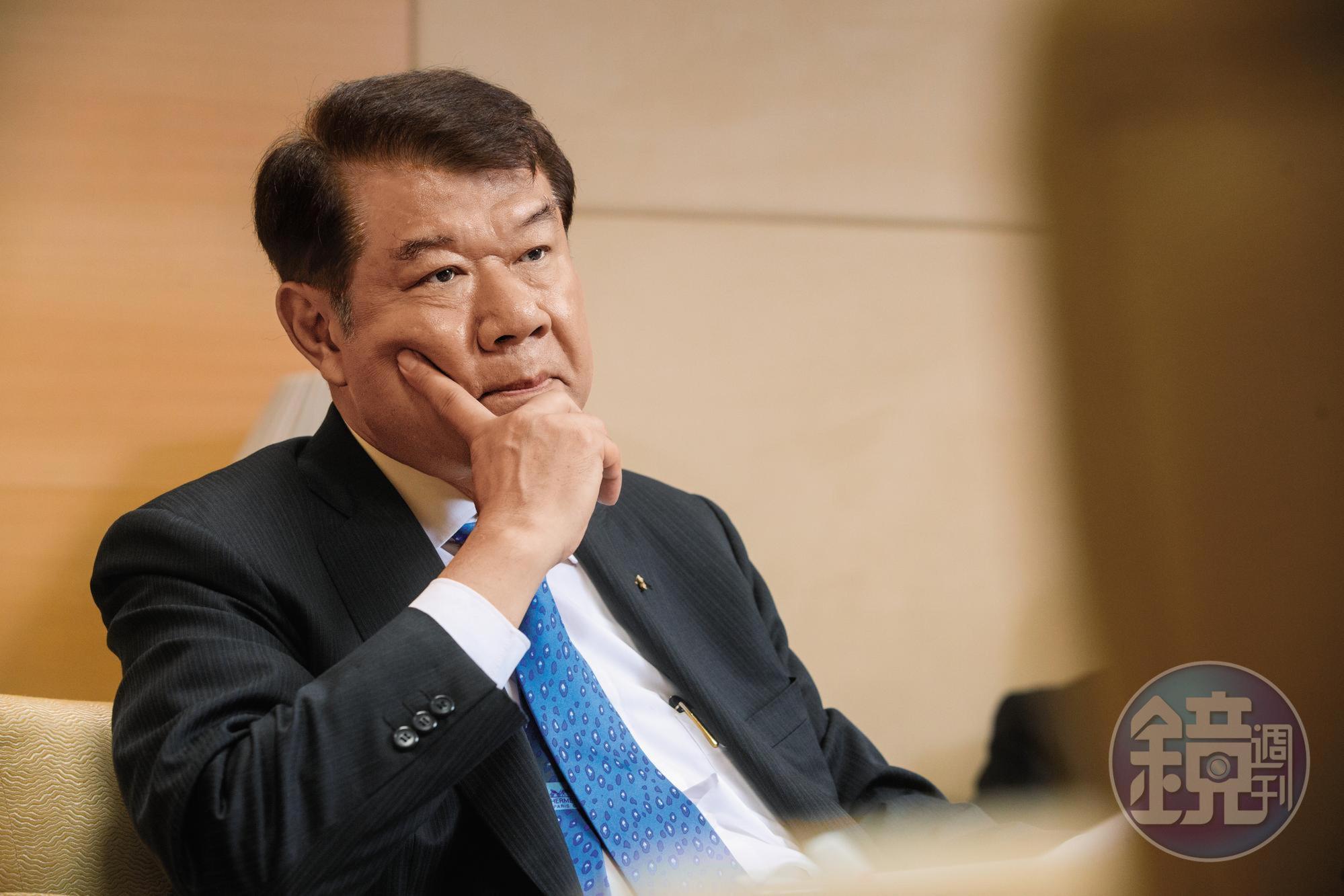 華航董事長何煖軒2年前在空服員罷工運動中緊急接下董座救火,如今機師工會順利取得罷工權,華航再次陷入罷工危機。