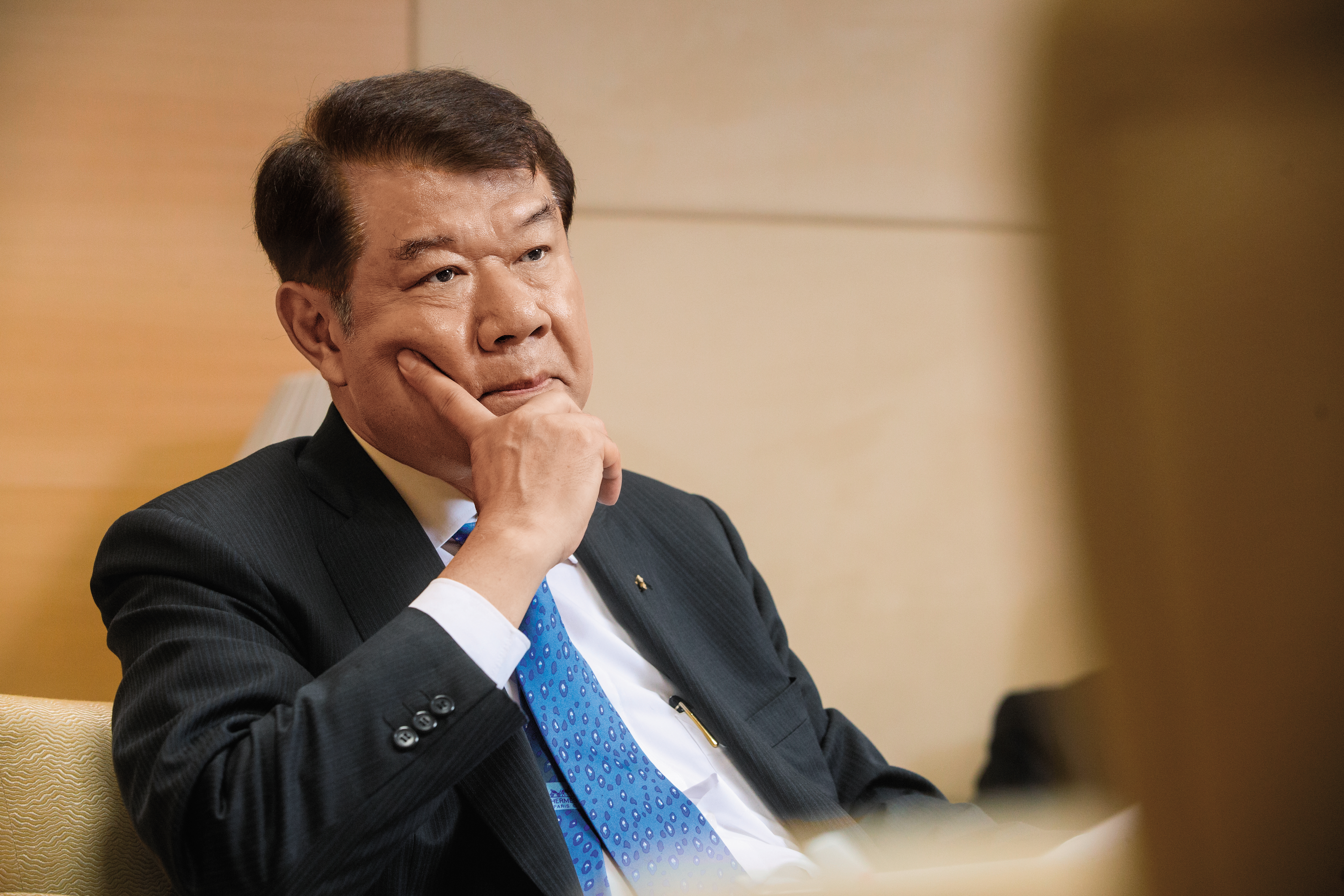 華航董事長何煖軒2年前在空服員罷工運動中緊急接下董座救火，如今機師工會順利取得罷工權，華航再次陷入罷工危機。