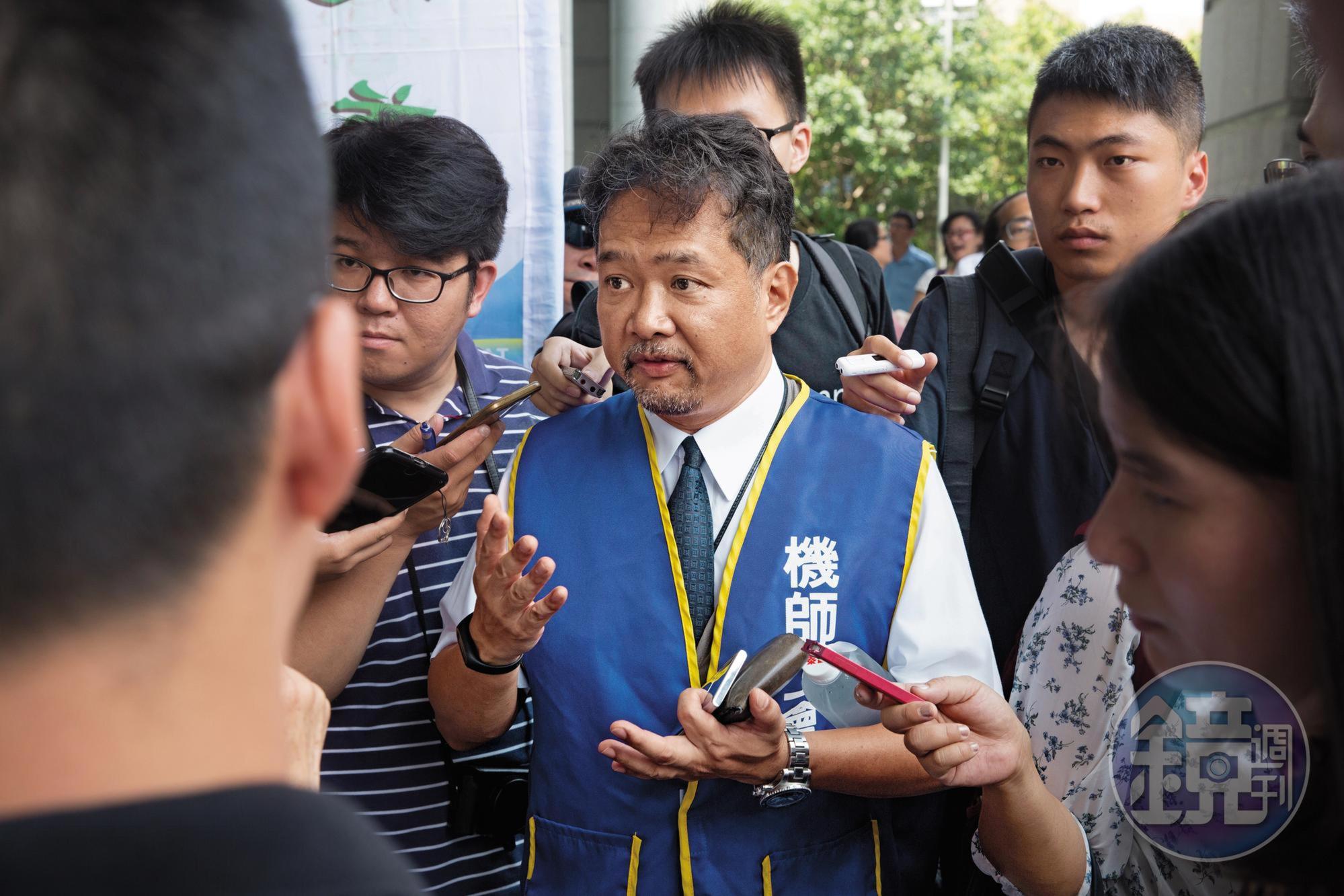 機師工會常務理事、前理事長陳祥麟也是華航機師,他強調爭議協商過程公司寸步不讓,舉行罷工投票是不得已之下的結果。