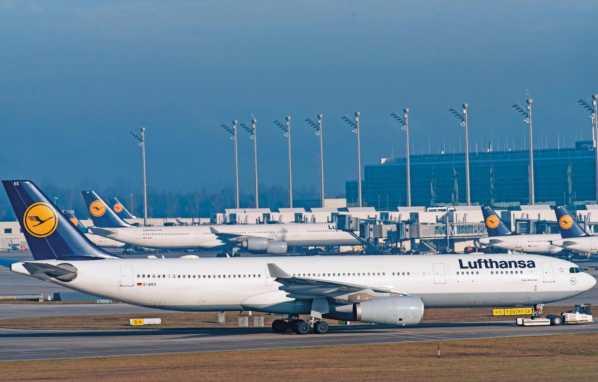 德國最大的航空公司漢莎航空2年前發生機師罷工,每天影響超過800個航班,機坪上停滿漢莎航空的飛機。(東方IC)
