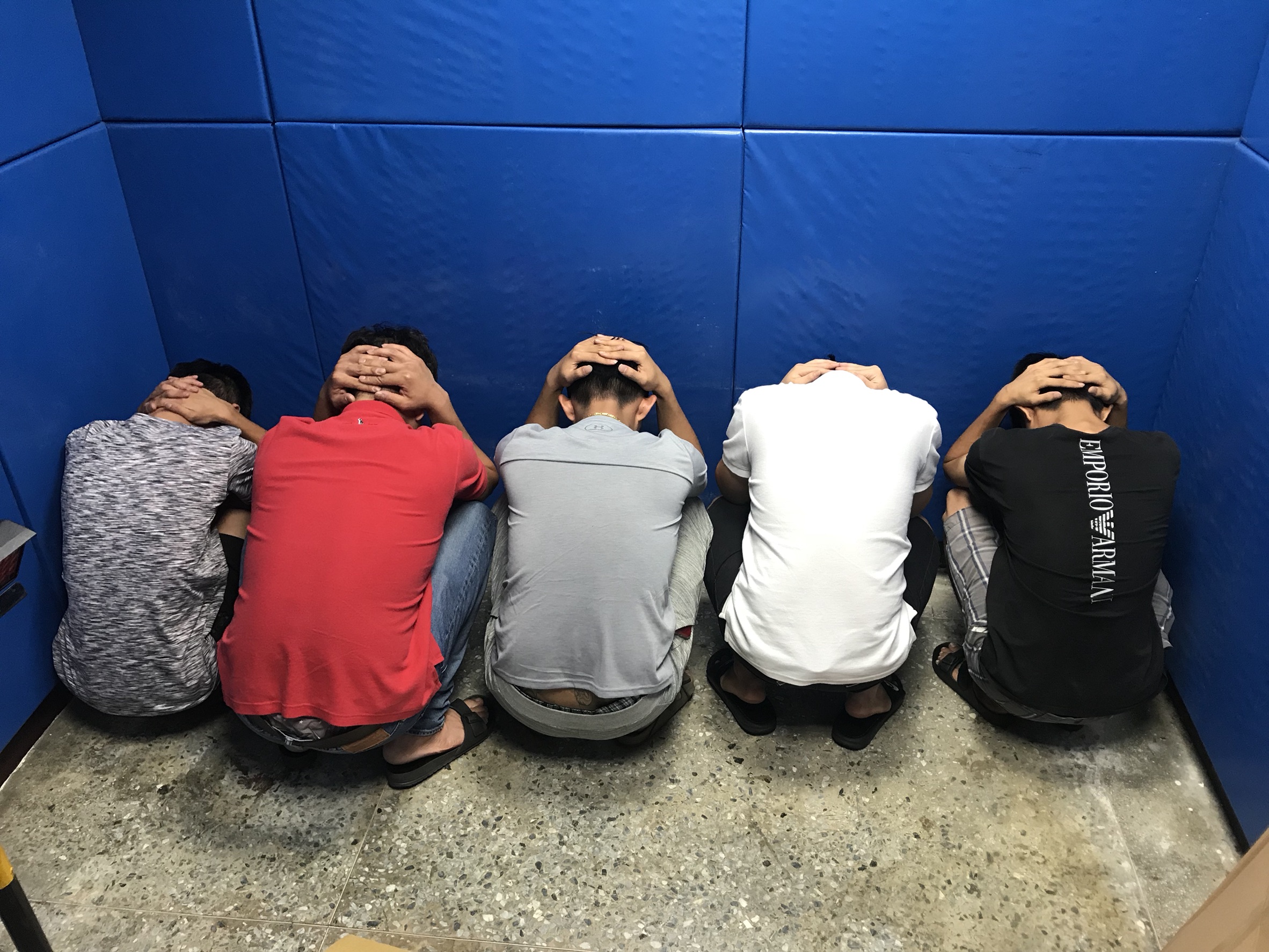 張姓主嫌(中間)酒後與保全起口角,竟聚眾將他打死。(翻攝畫面)