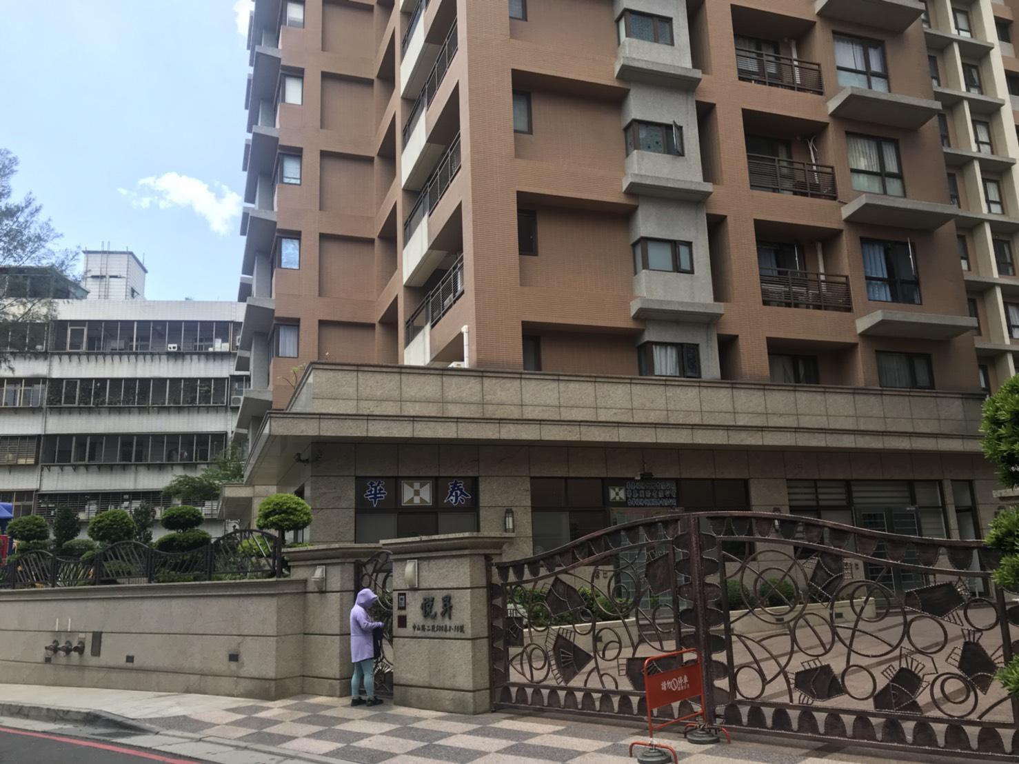 八里社區昨日晚間驚傳保全被打死命案。(翻攝畫面)