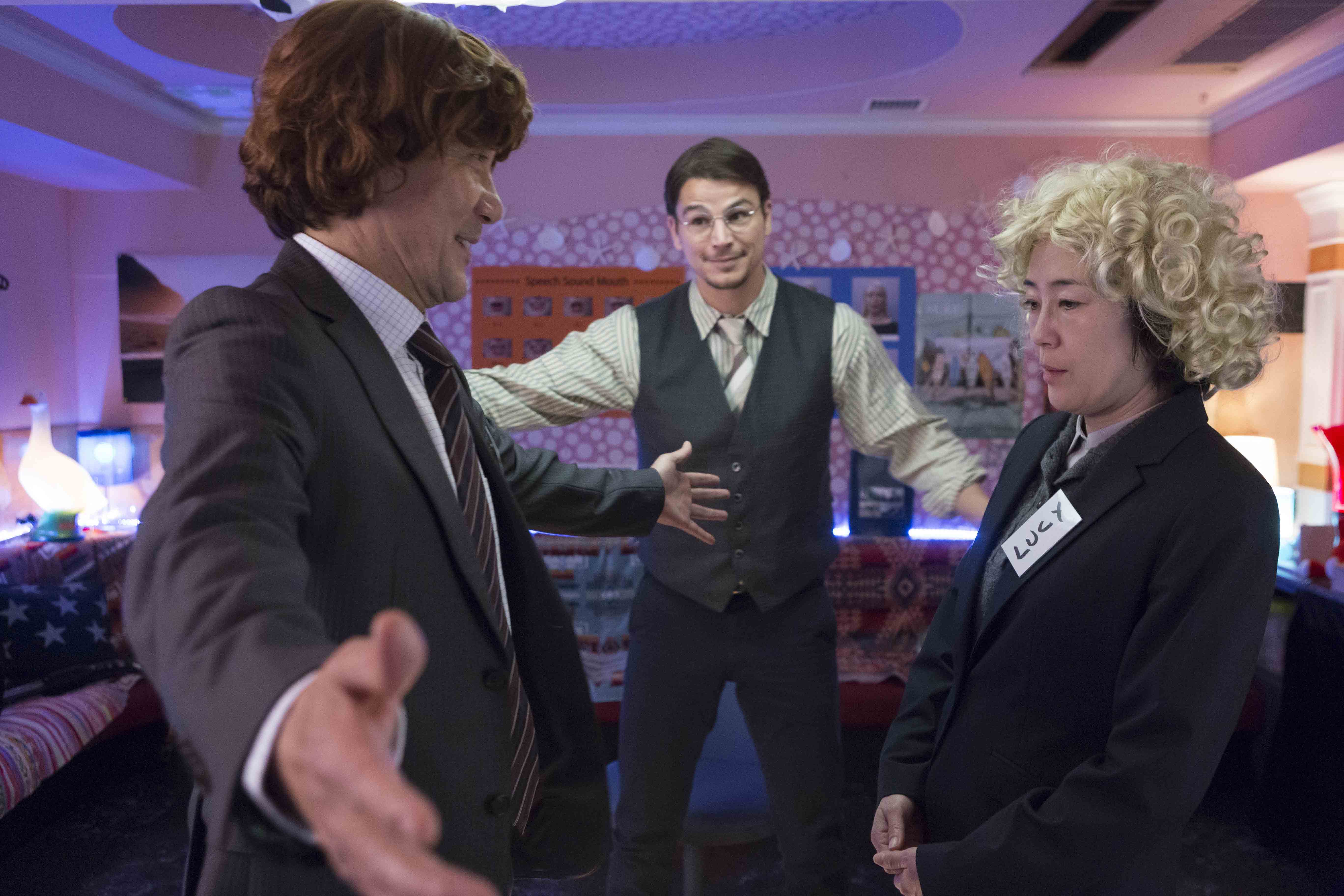 喬許哈奈特（中）要求寺島忍（右）與役所廣司為了學英文得戴假髮、改稱英文名字。（天馬行空提供）