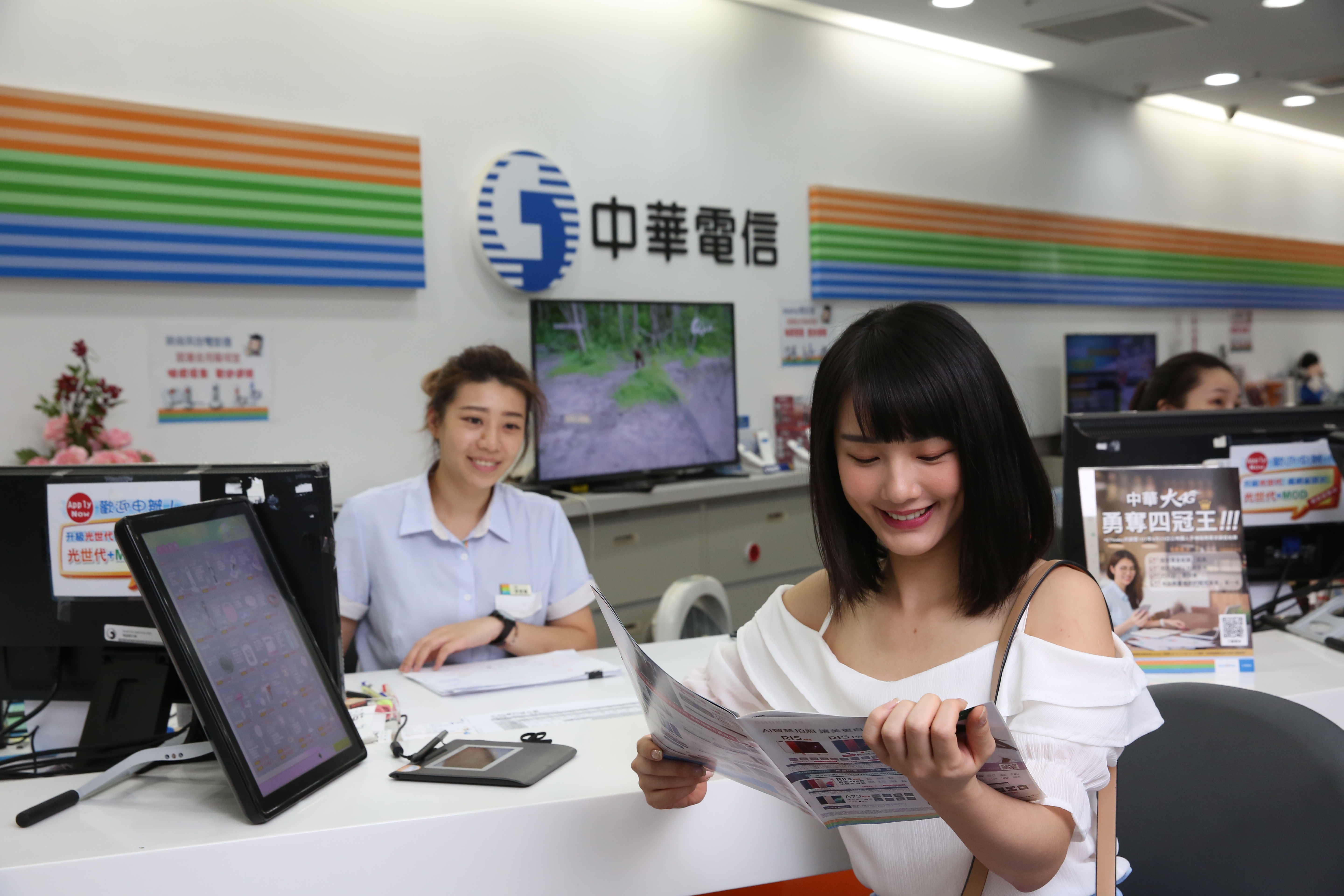 中華電信在7日董事會正式通過，啟動純網銀執照申請籌備作業，至於要與誰合作，中華電信則三緘其口。