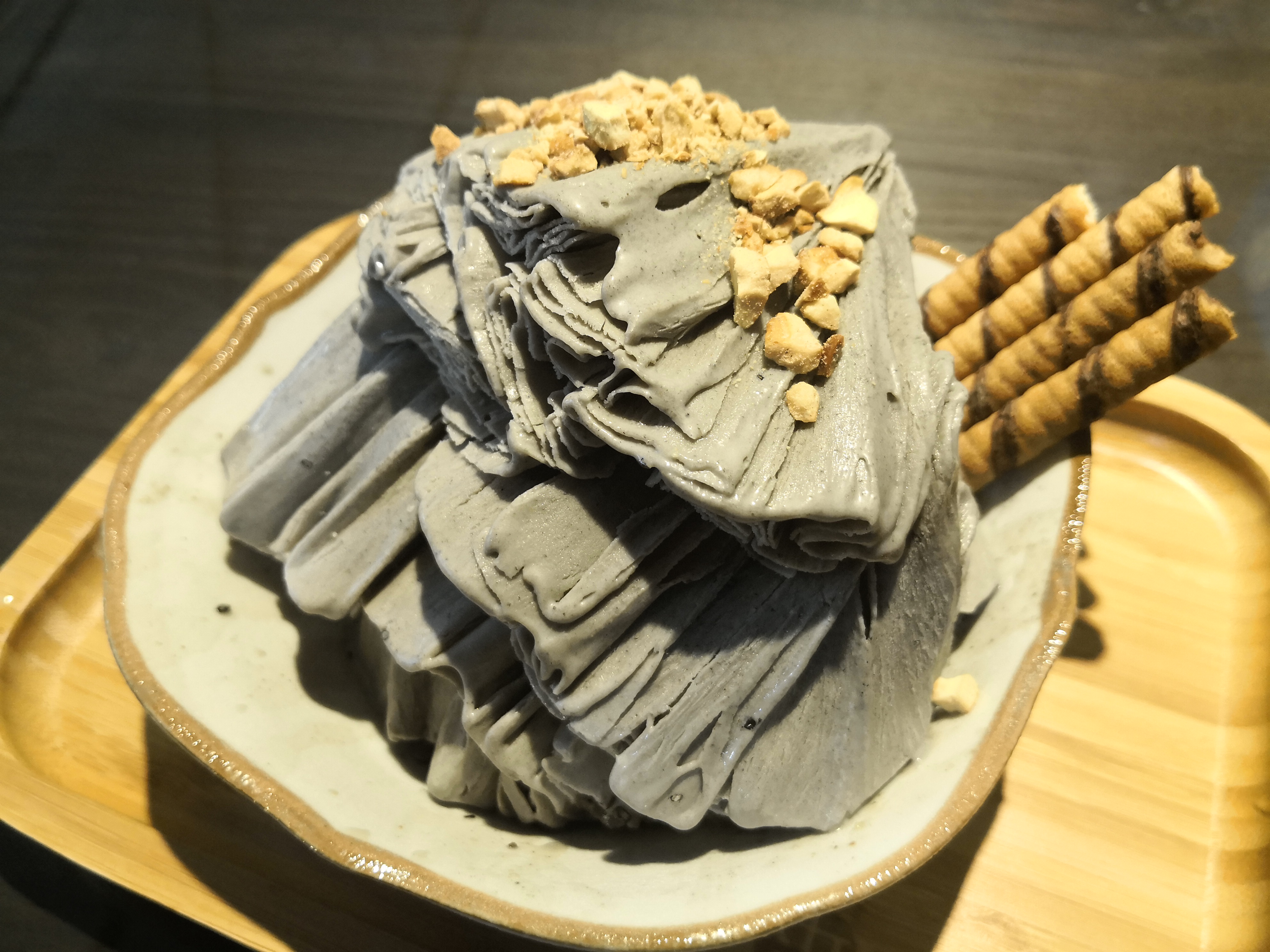 一口成主顧的芝麻冰，入口驚豔。（70元／碗）