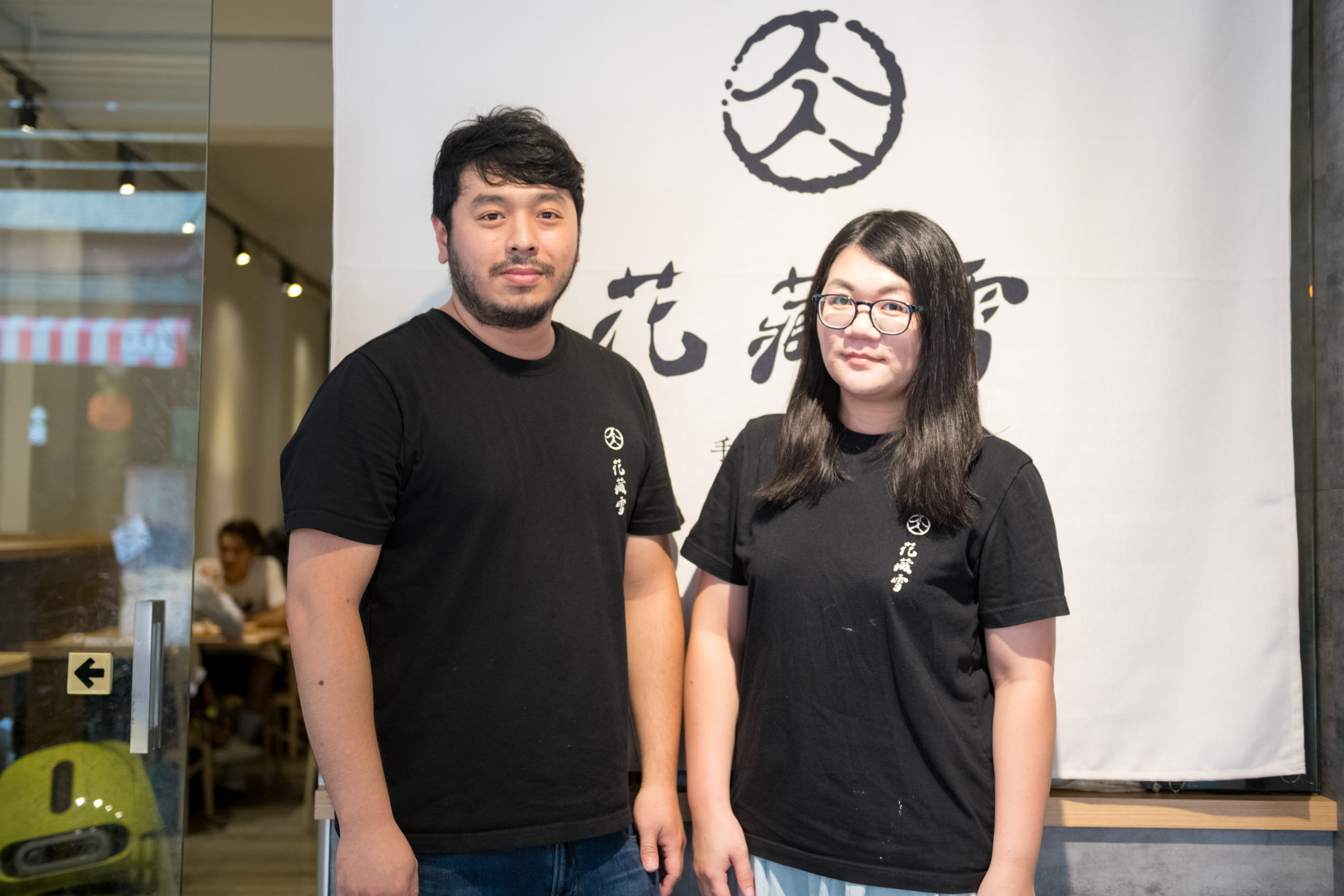 老闆曾暉哲（左）和太太劉雅琪（右）首次開店，沒想到一年時間就成人氣冰店。