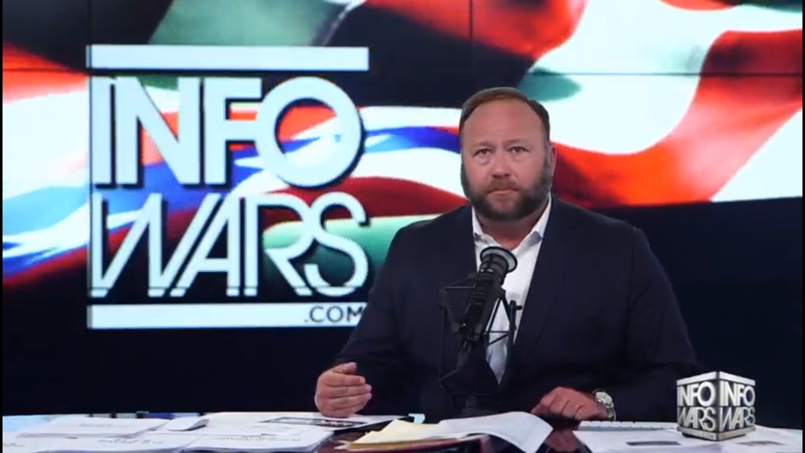 創辦人亞歷斯•瓊斯在節目上痛批《資訊戰》被眾多社群平台追殺。