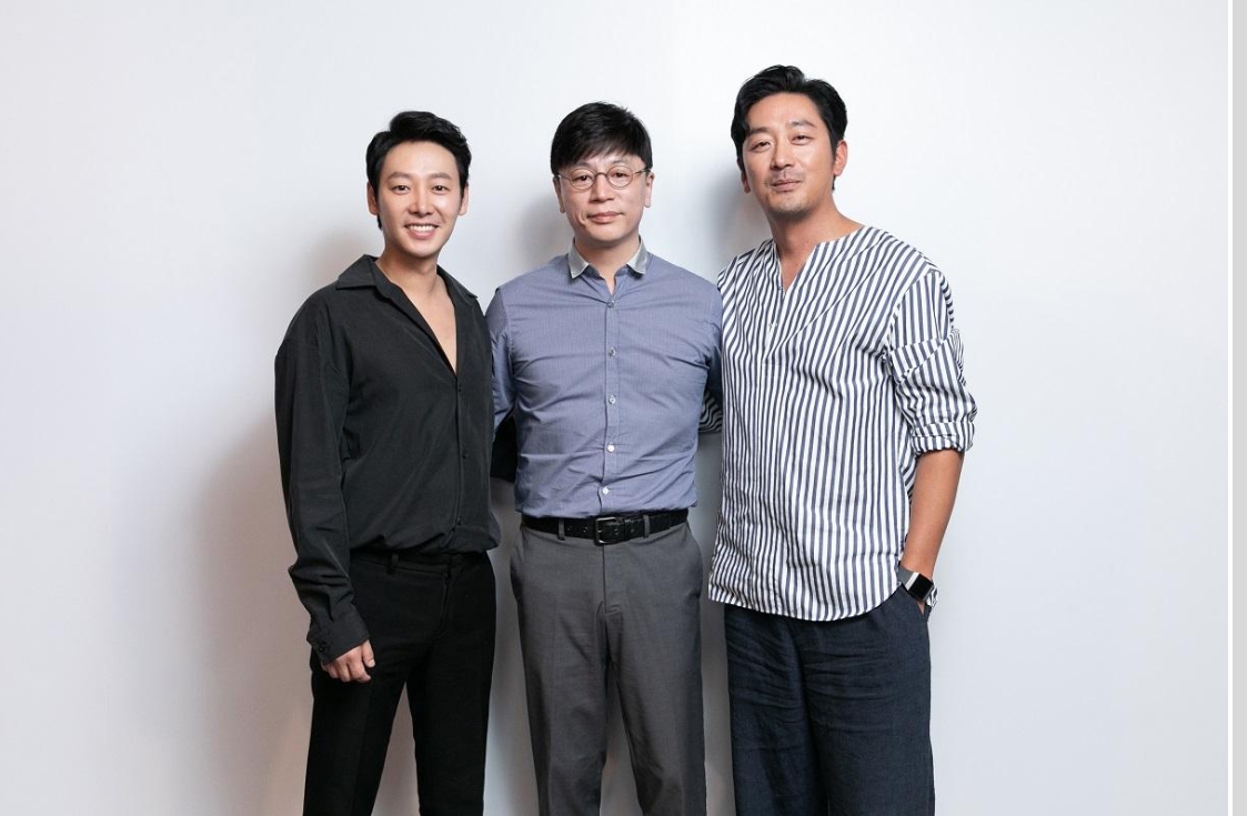 金容華導演（中）身體不適缺席訪問，只由河正宇（右）、金東旭（左）上陣接受台灣媒體訪問。（采昌國際多媒體提供）