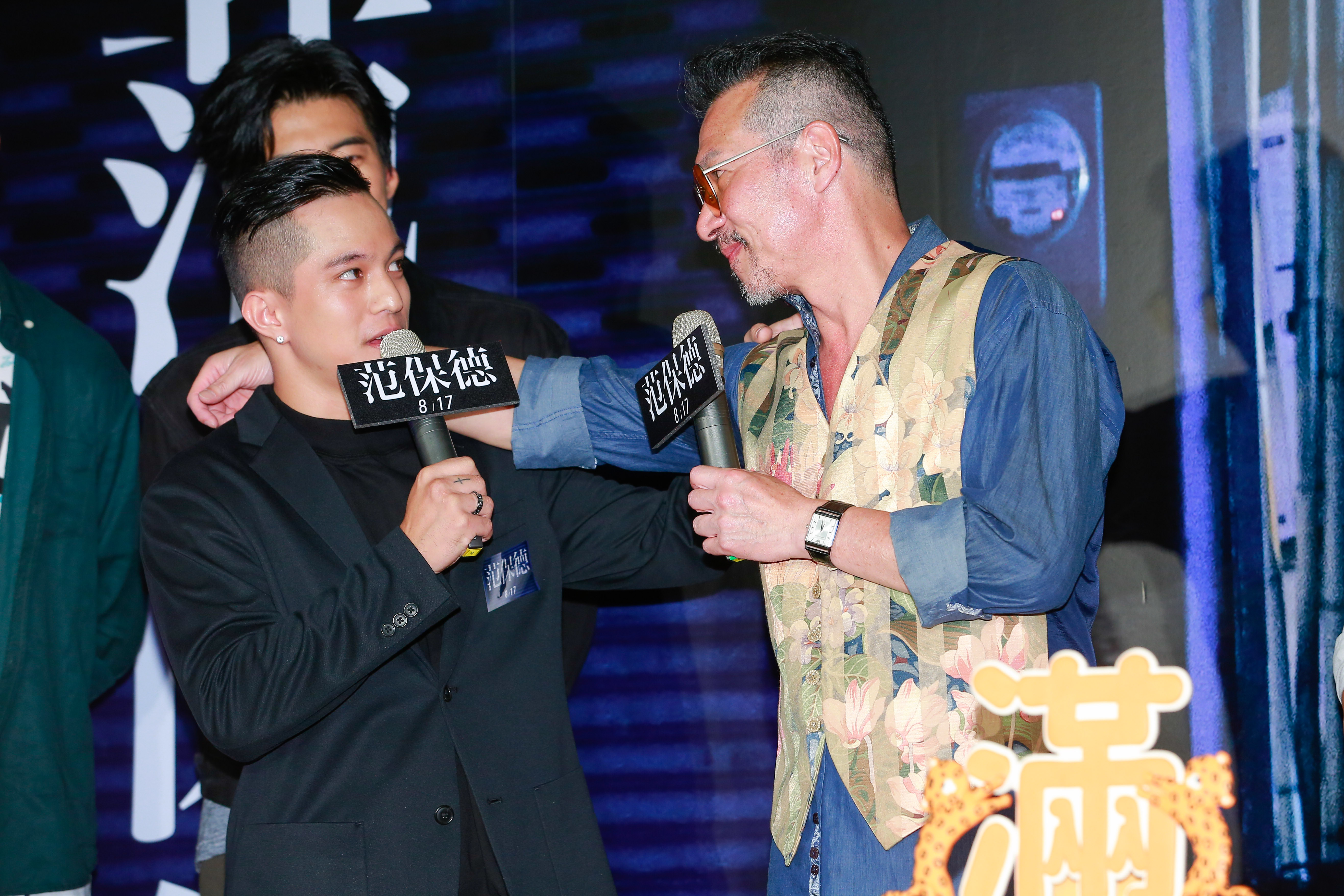 黃遠（左）對父親黃仲崑說：「我愛你」。