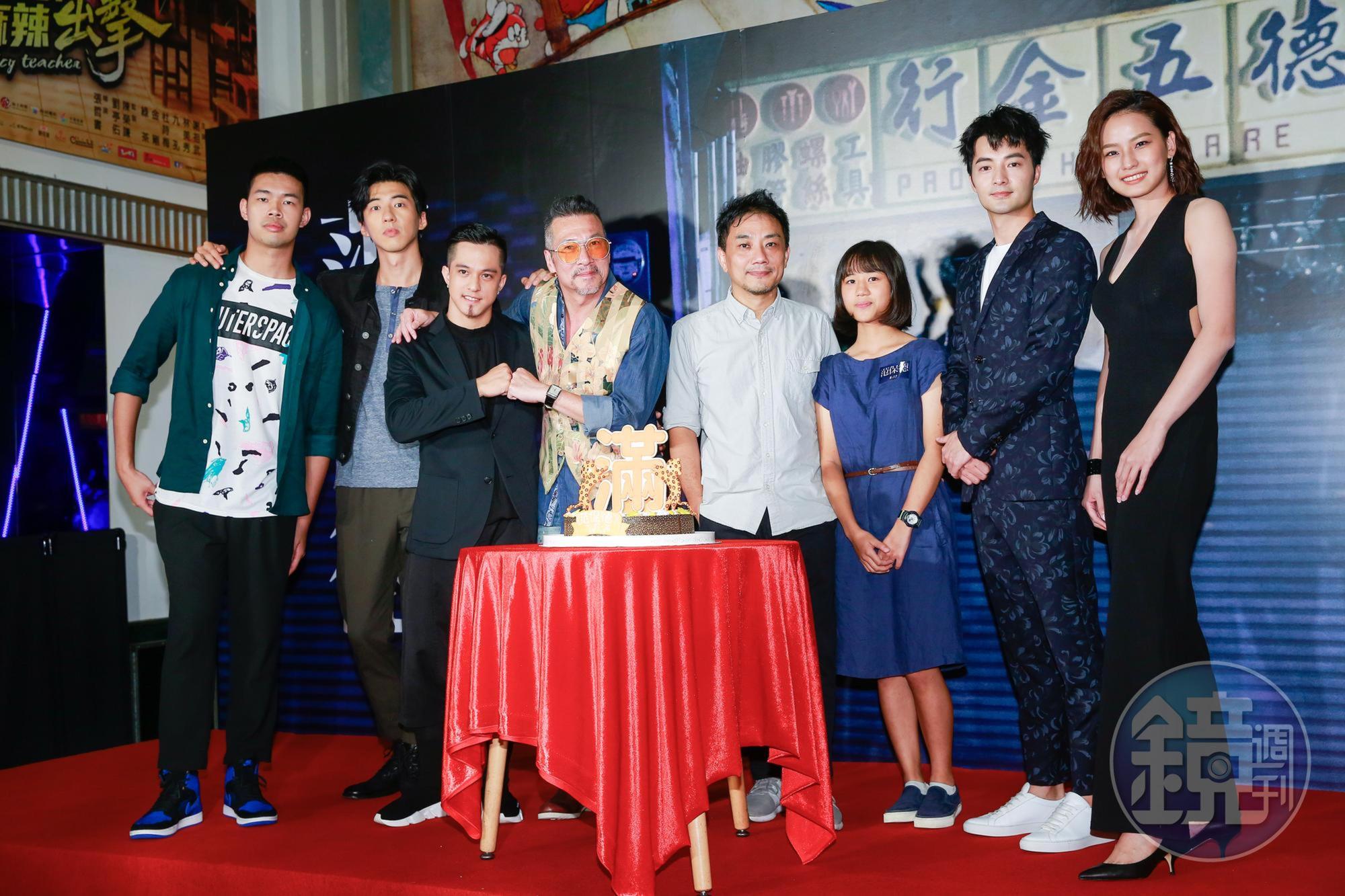 陳大天（左起）、傅孟柏、黃遠、黃仲崑、導演蕭雅全與女兒、古斌、陳向曦一起亮相《范保德》父親節特映會。