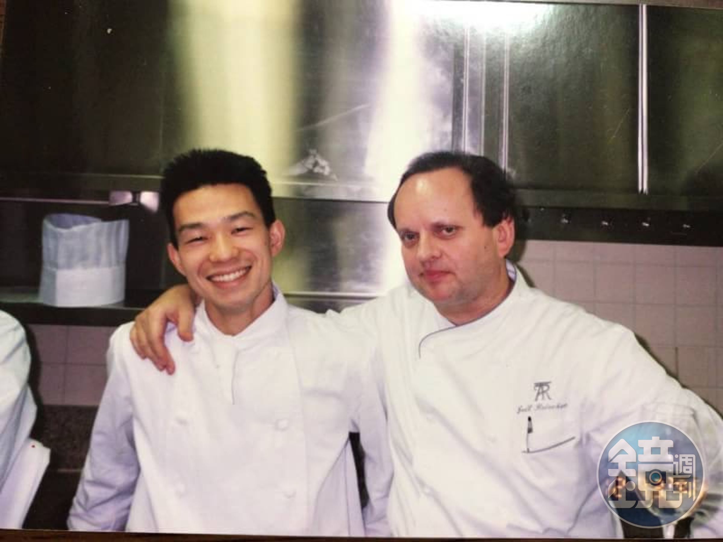 1996年12月飯塚隆太主廚與恩師侯布雄於惠比壽「Taillevent Robuchon」合影（Restaurant Ryuzu 飯塚隆太提供）