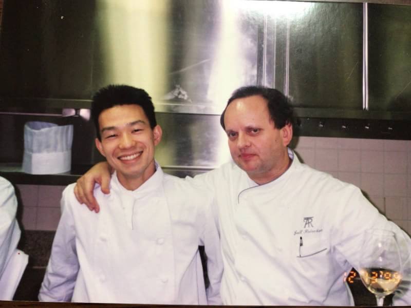 1996年12月飯塚隆太主廚與恩師侯布雄於惠比壽「Taillevent Robuchon」合影（Restaurant Ryuzu 飯塚隆太提供）